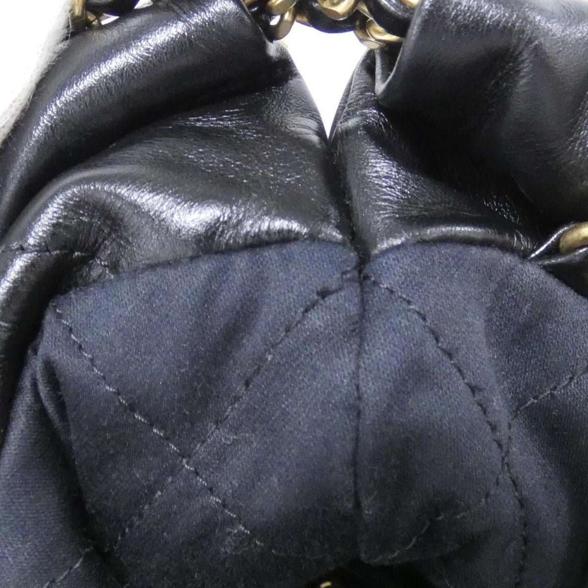 Chanel Black Leather Handbag (Pre-Owned)
