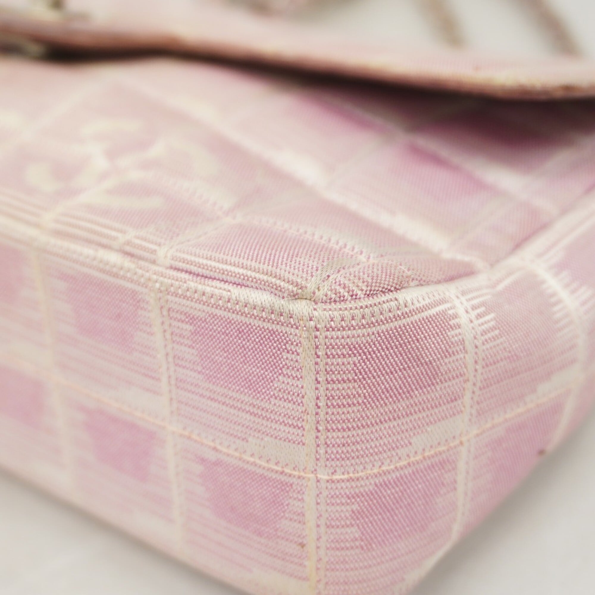 Chanel Pink Nylon Shoulder Bag (Pre-Owned)