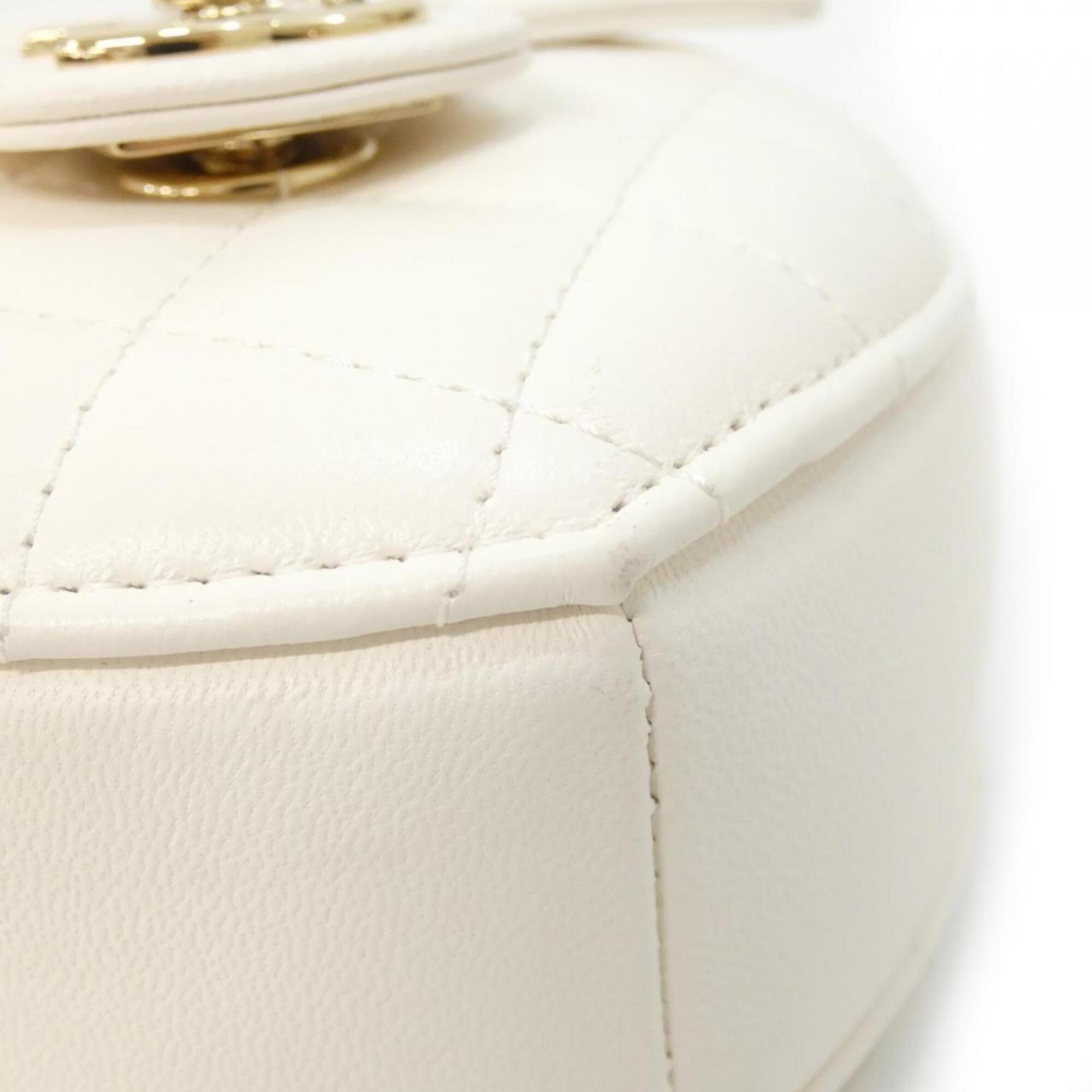 Chanel White Leather Shoulder Bag (Pre-Owned)