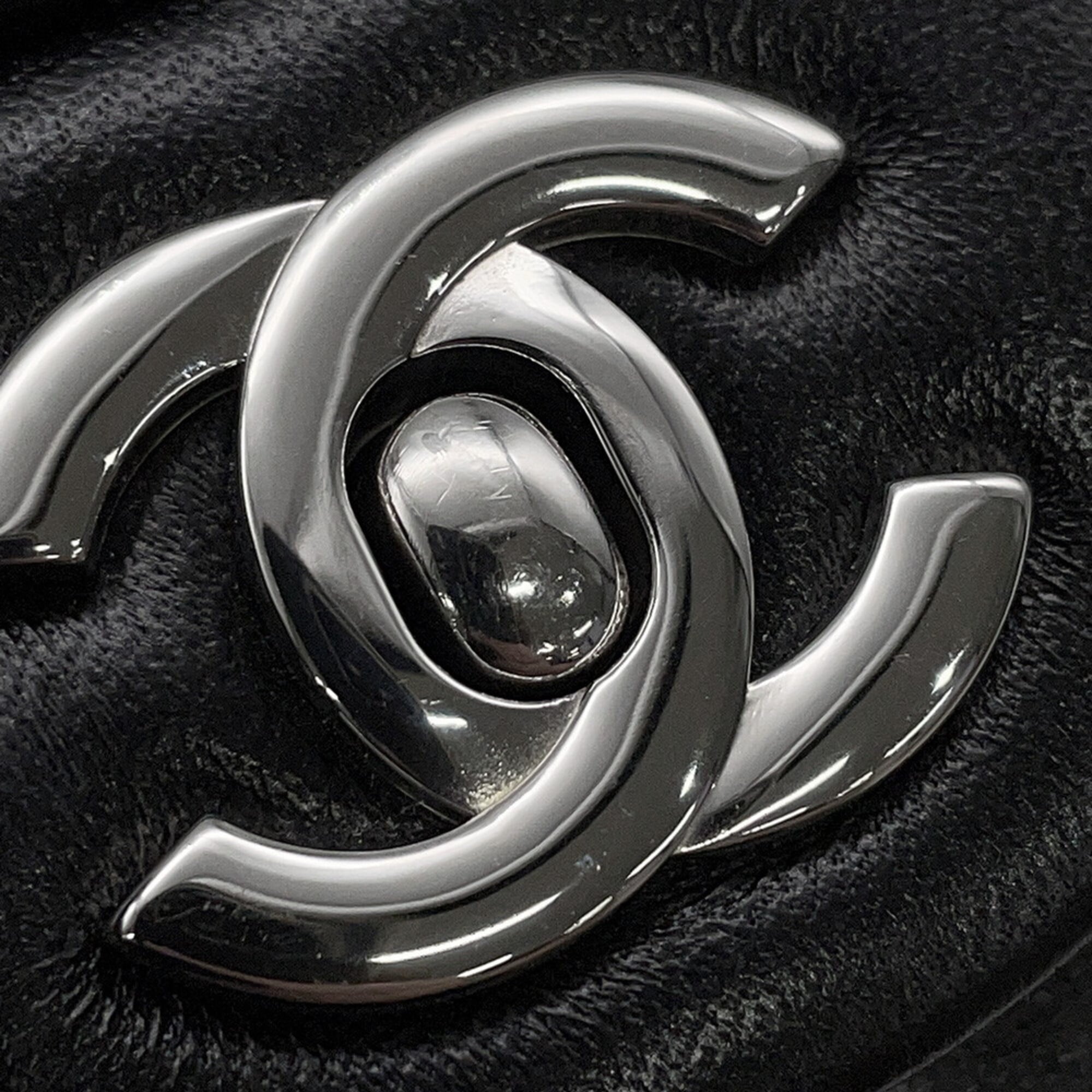Chanel Black Leather Shoulder Bag (Pre-Owned)