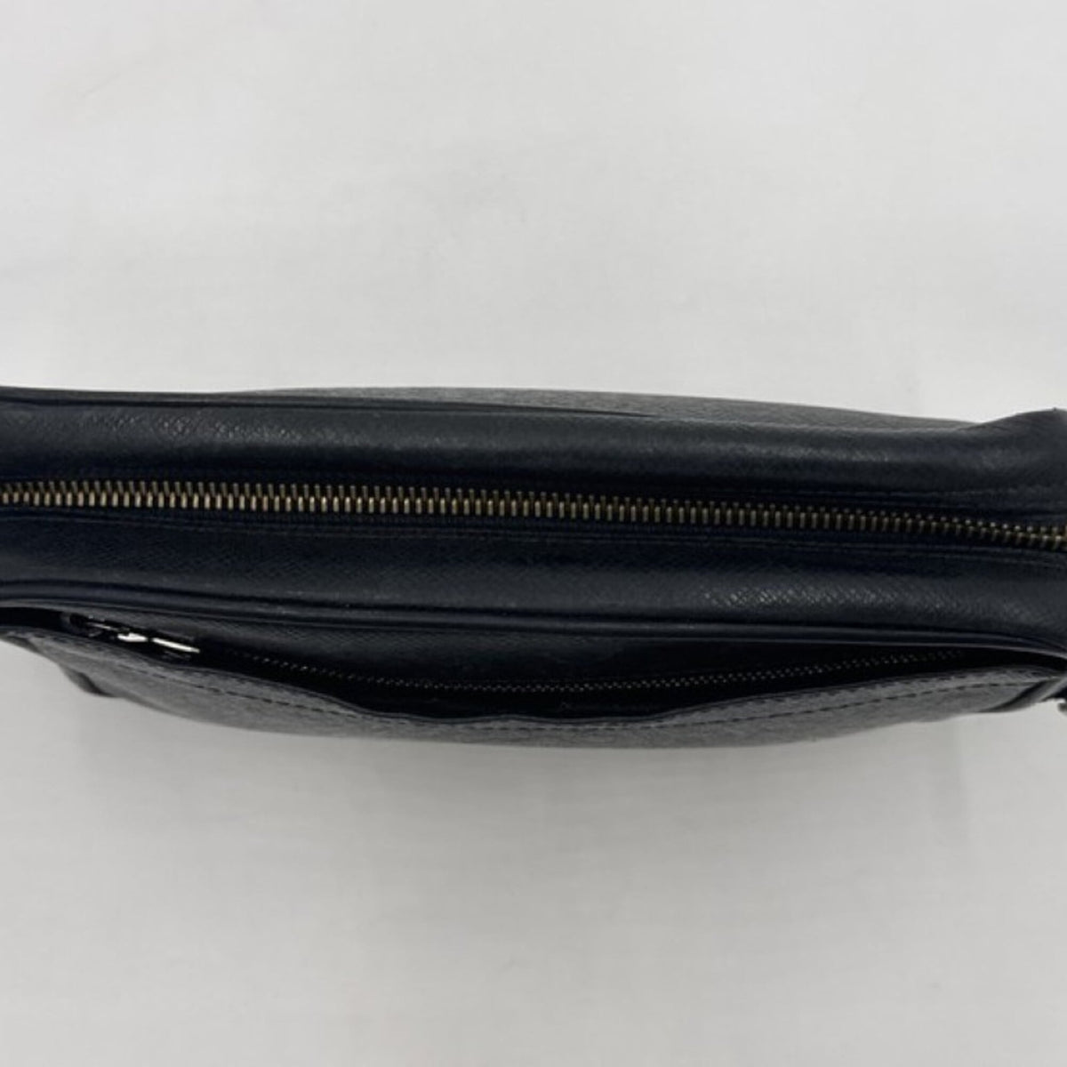 Louis Vuitton Ardoise Black Taiga Leather Clutch Bag (Pre-Owned)