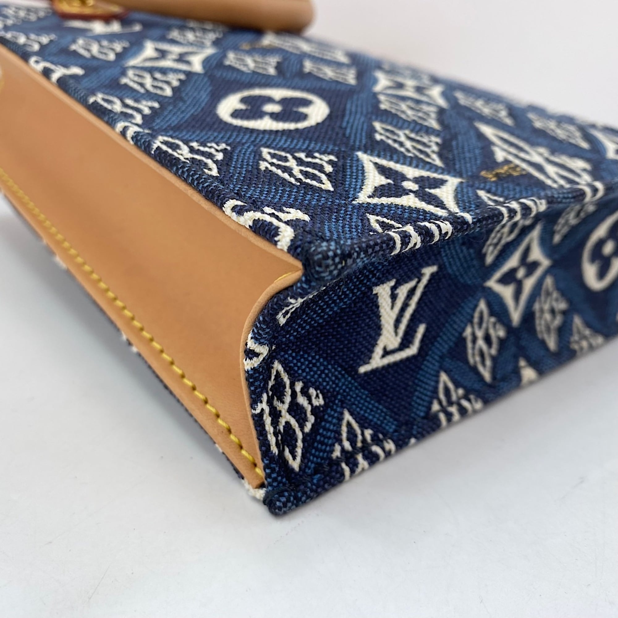 Louis Vuitton Navy Handbag (Pre-Owned)