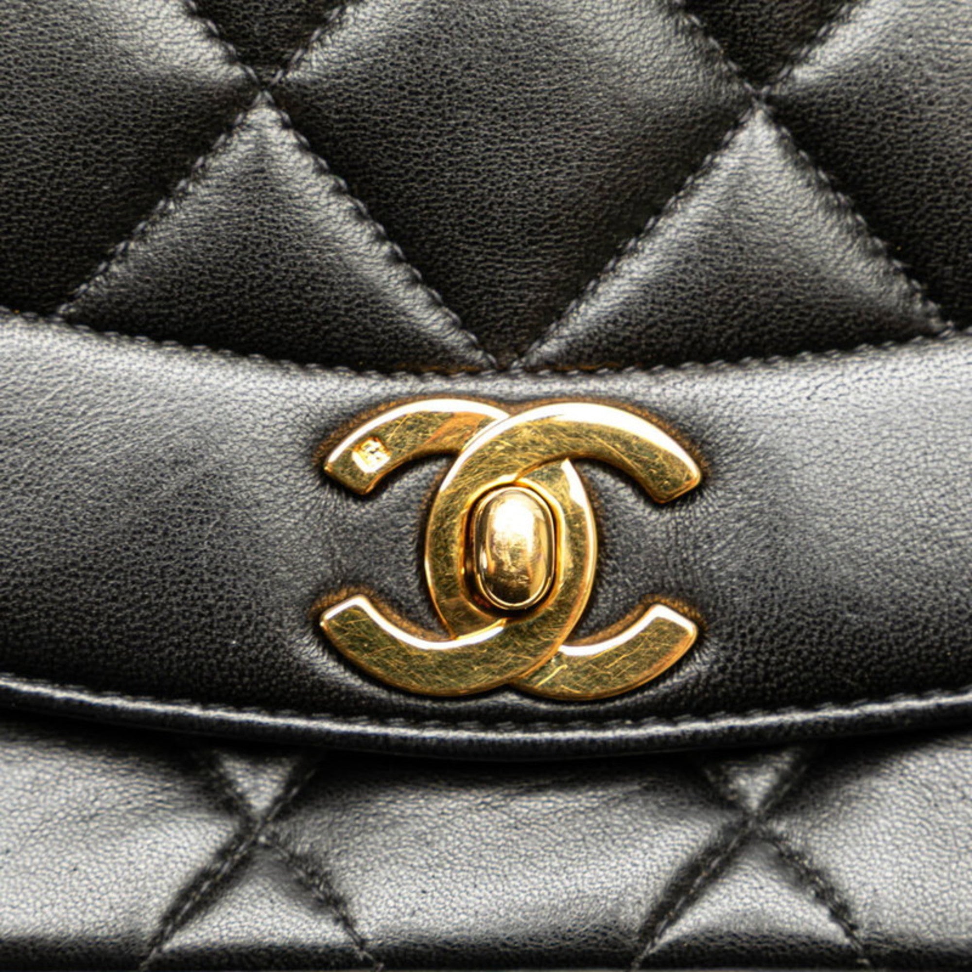 Chanel Black Leather Shoulder Bag (Pre-Owned)