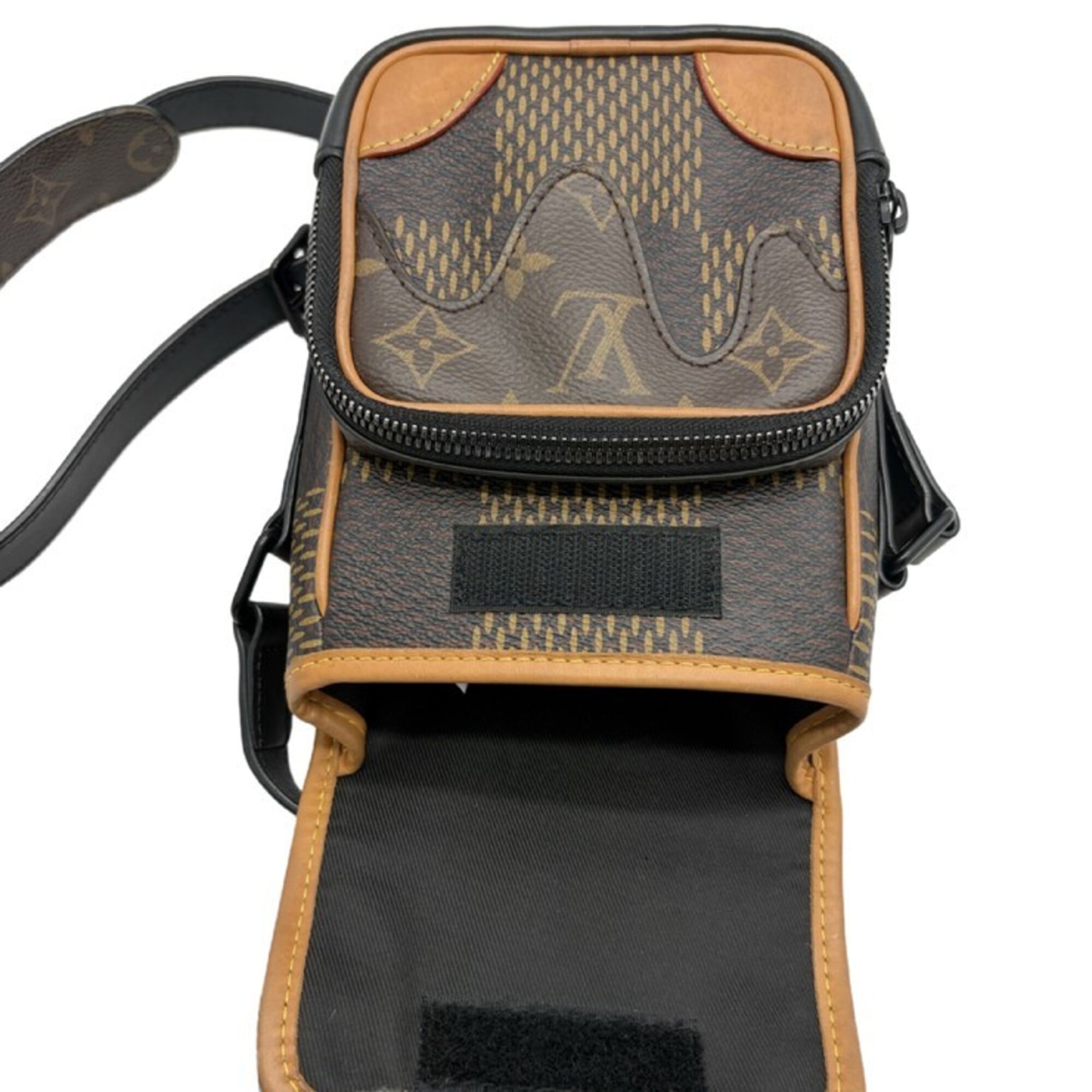Louis Vuitton Brown Messenger Bag Shoulder Bag (Pre-Owned)