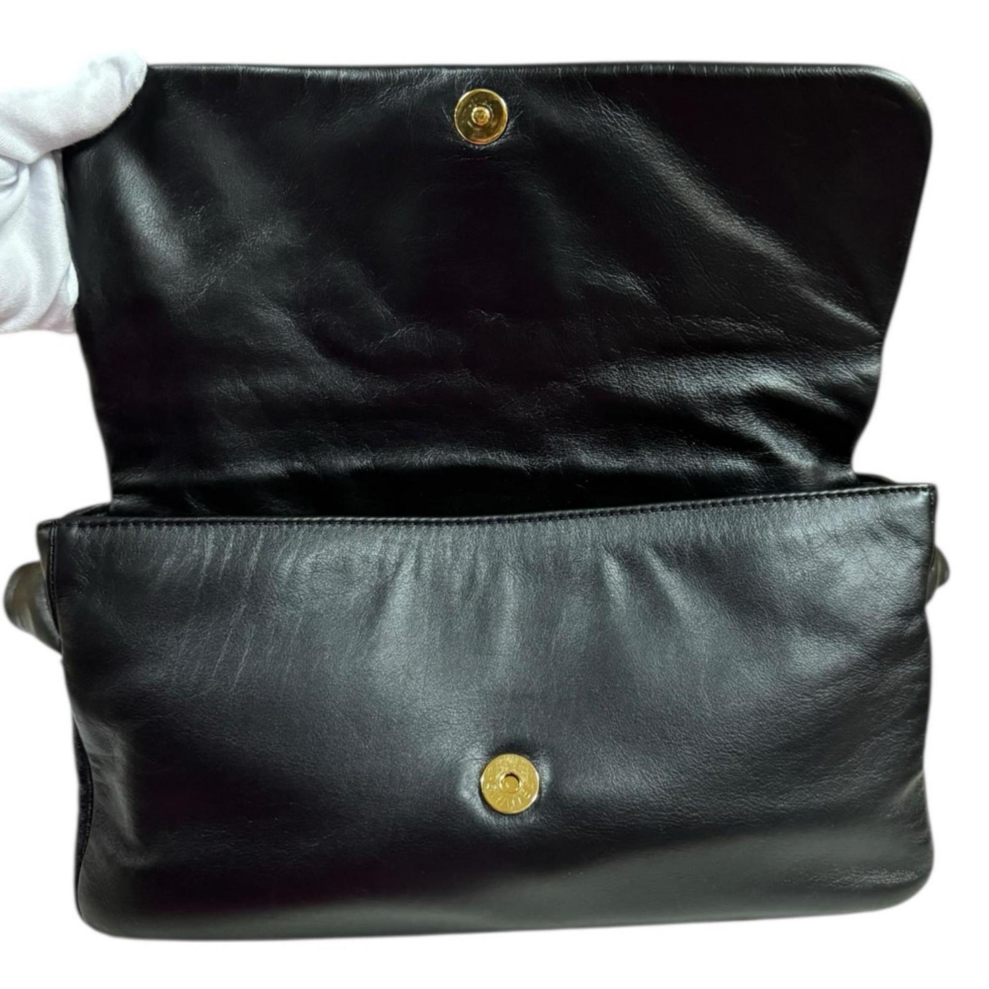 Chanel Black Leather Shoulder Bag (Pre-Owned)
