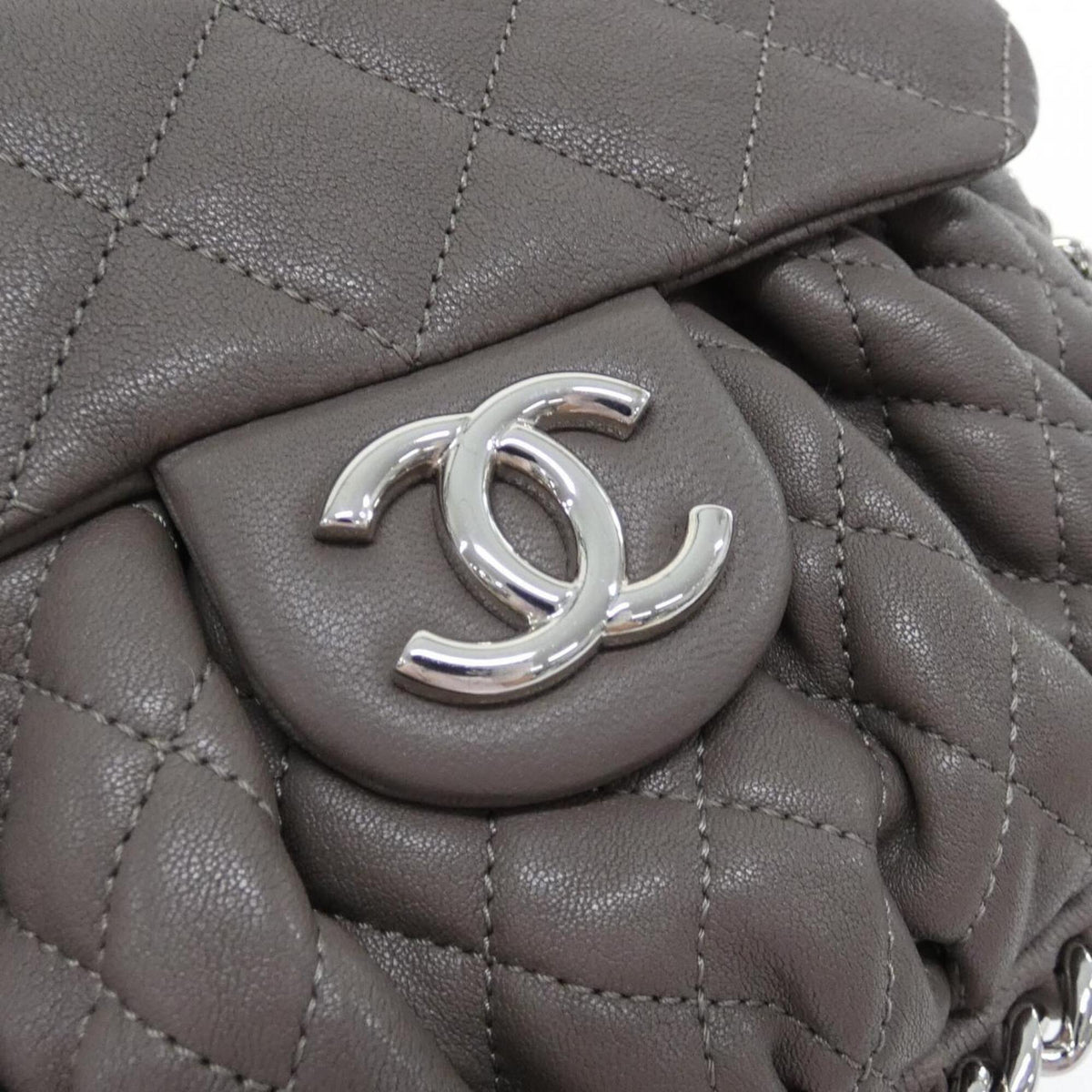 Chanel Brown Leather Shoulder Bag (Pre-Owned)