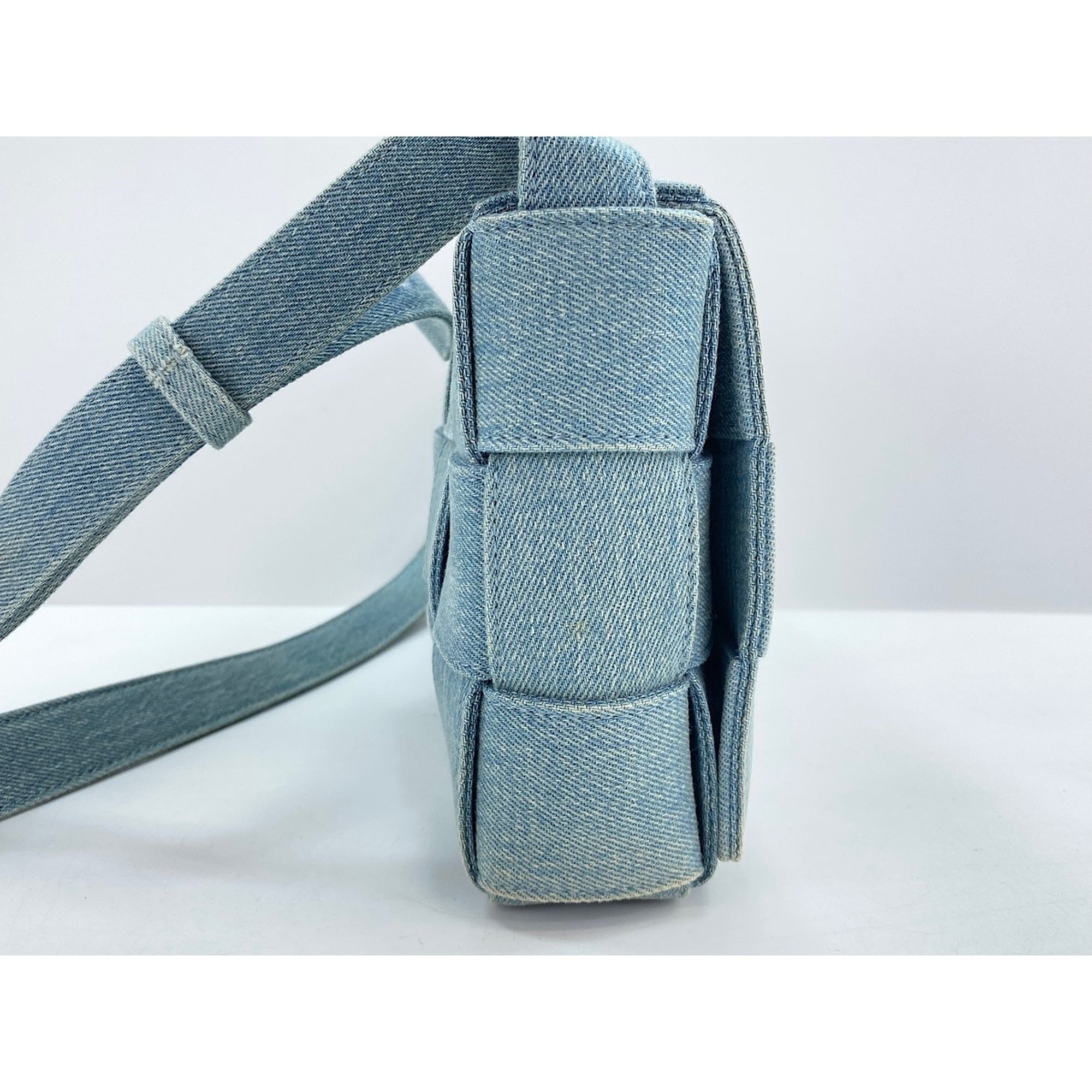 Bottega Veneta Blue Shoulder Bag (Pre-Owned)