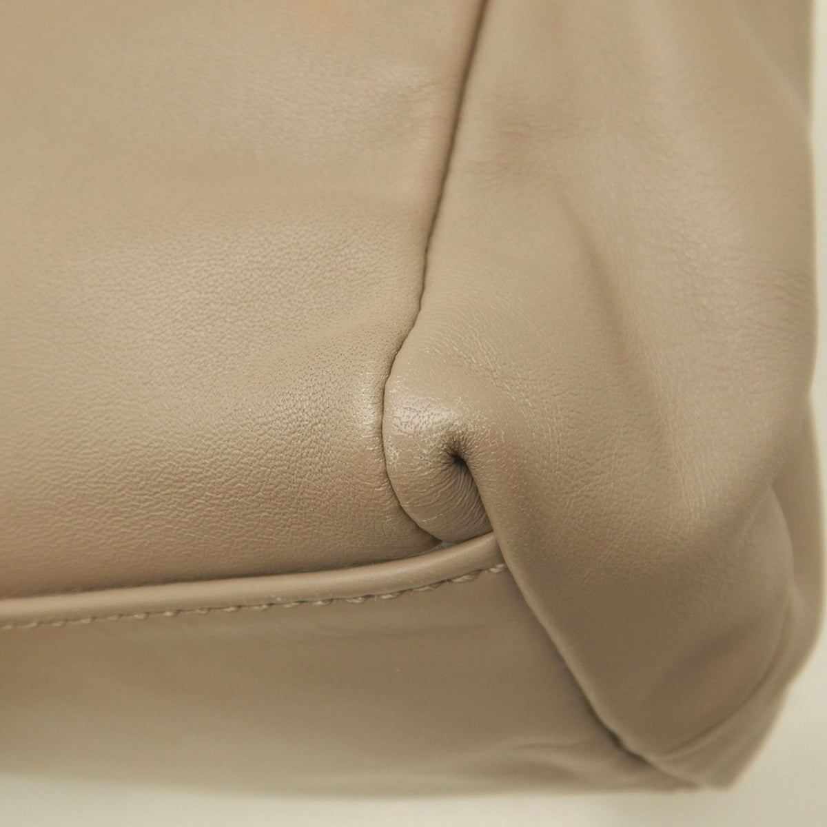 Salvatore Ferragamo Vara Light Beige Leather Handbag (Pre-Owned)