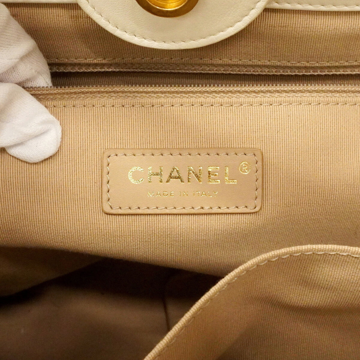 Chanel White Leather Tote Bag (Pre-Owned)