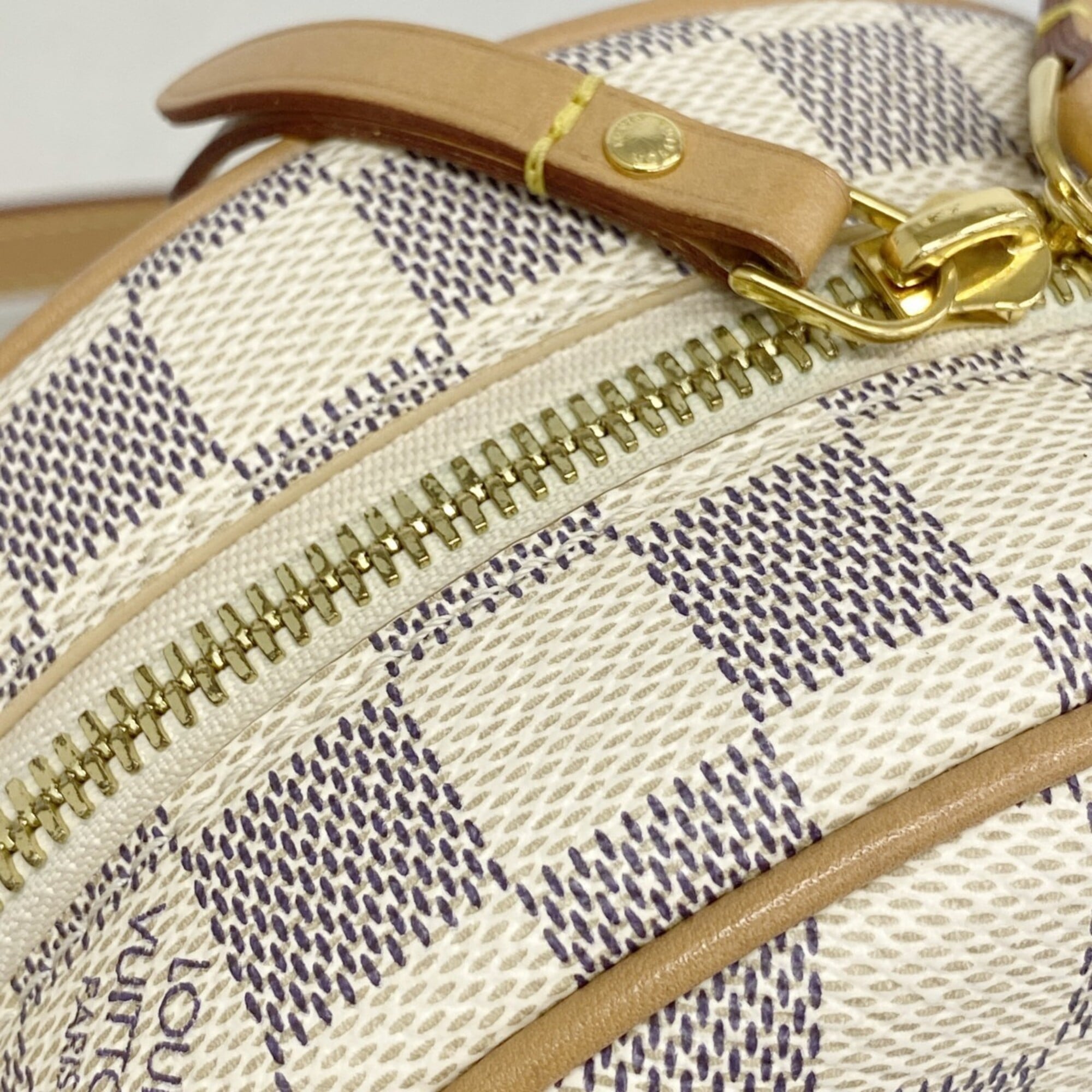 Louis Vuitton White Shoulder Bag (Pre-Owned)