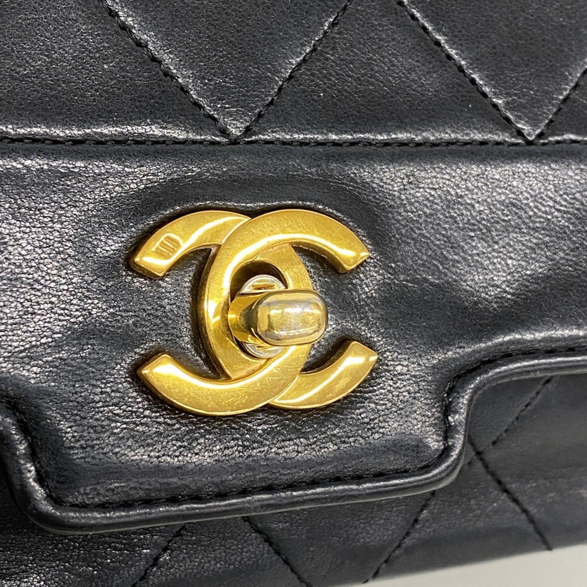 Chanel Black Leather Shoulder Bag (Pre-Owned)
