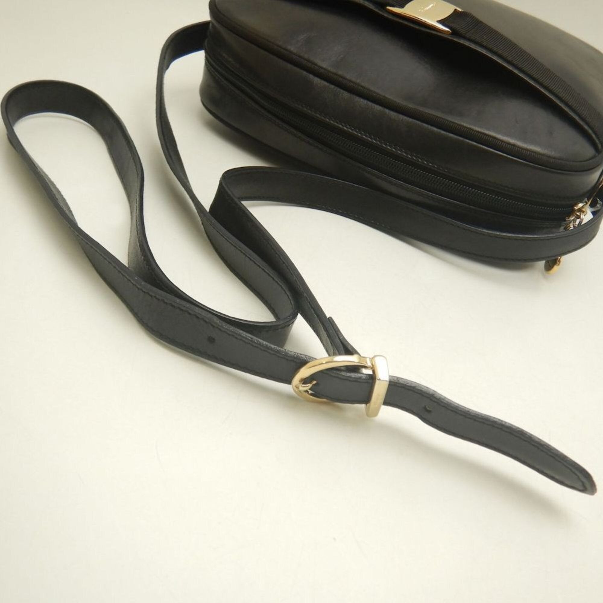 Salvatore Ferragamo Vara Black Leather Shoulder Bag (Pre-Owned)