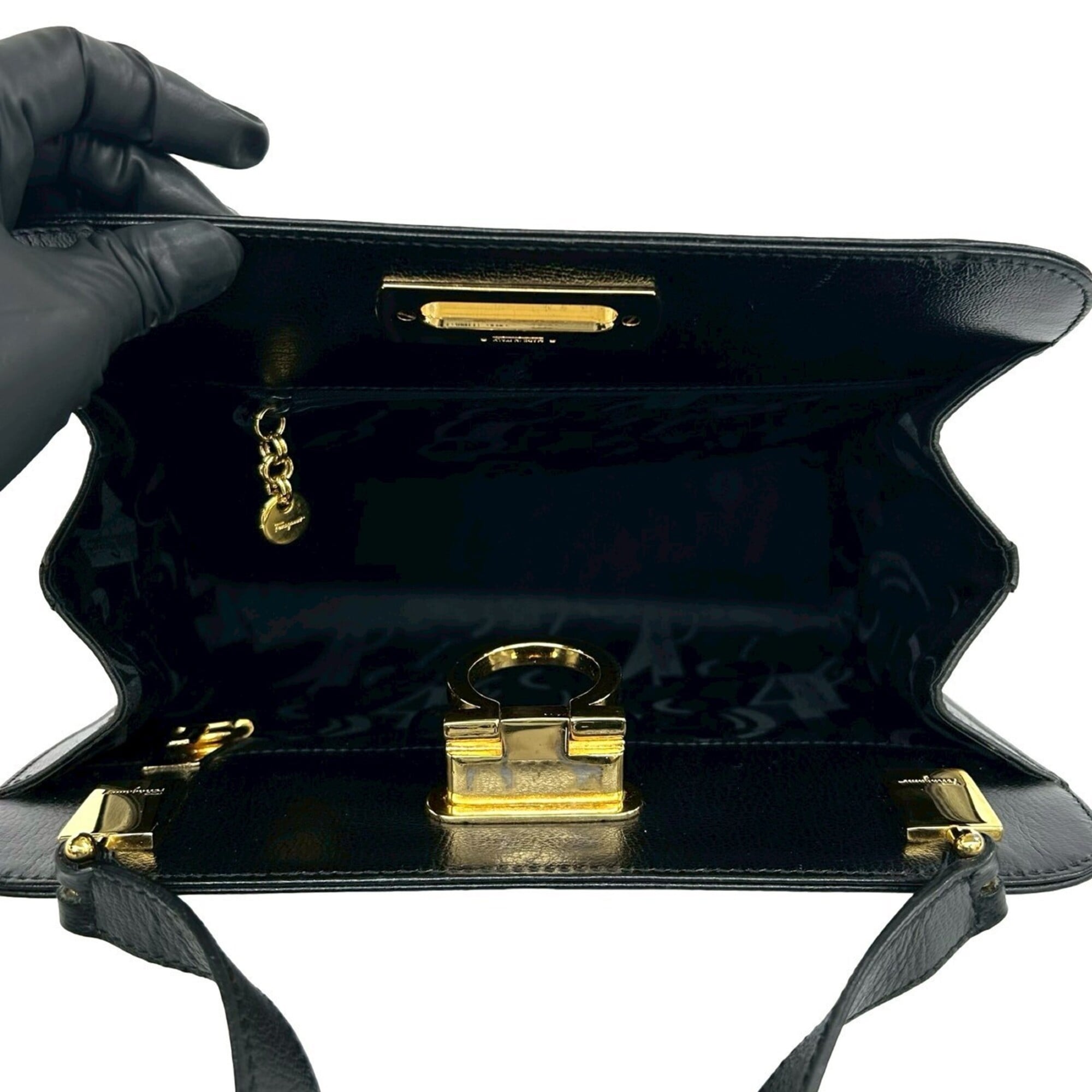 Salvatore Ferragamo Black Leather Shoulder Bag (Pre-Owned)