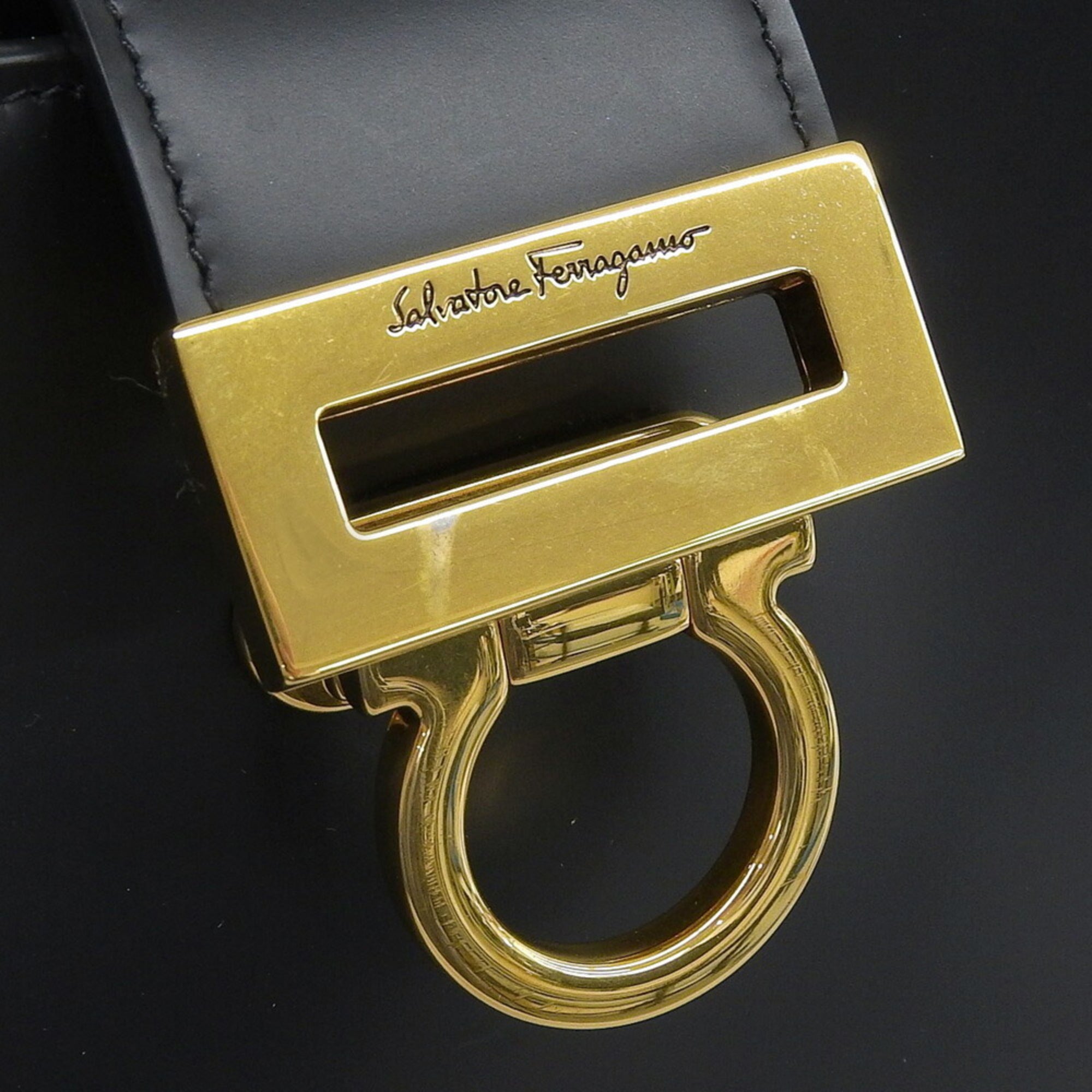 Salvatore Ferragamo Black Leather Shoulder Bag (Pre-Owned)