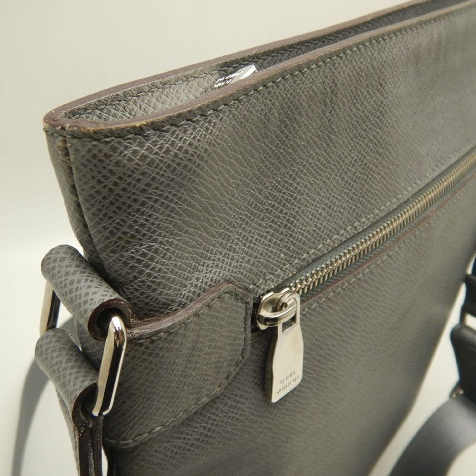 Louis Vuitton Taiga Glacier Taiga Leather Shoulder Bag (Pre-Owned)