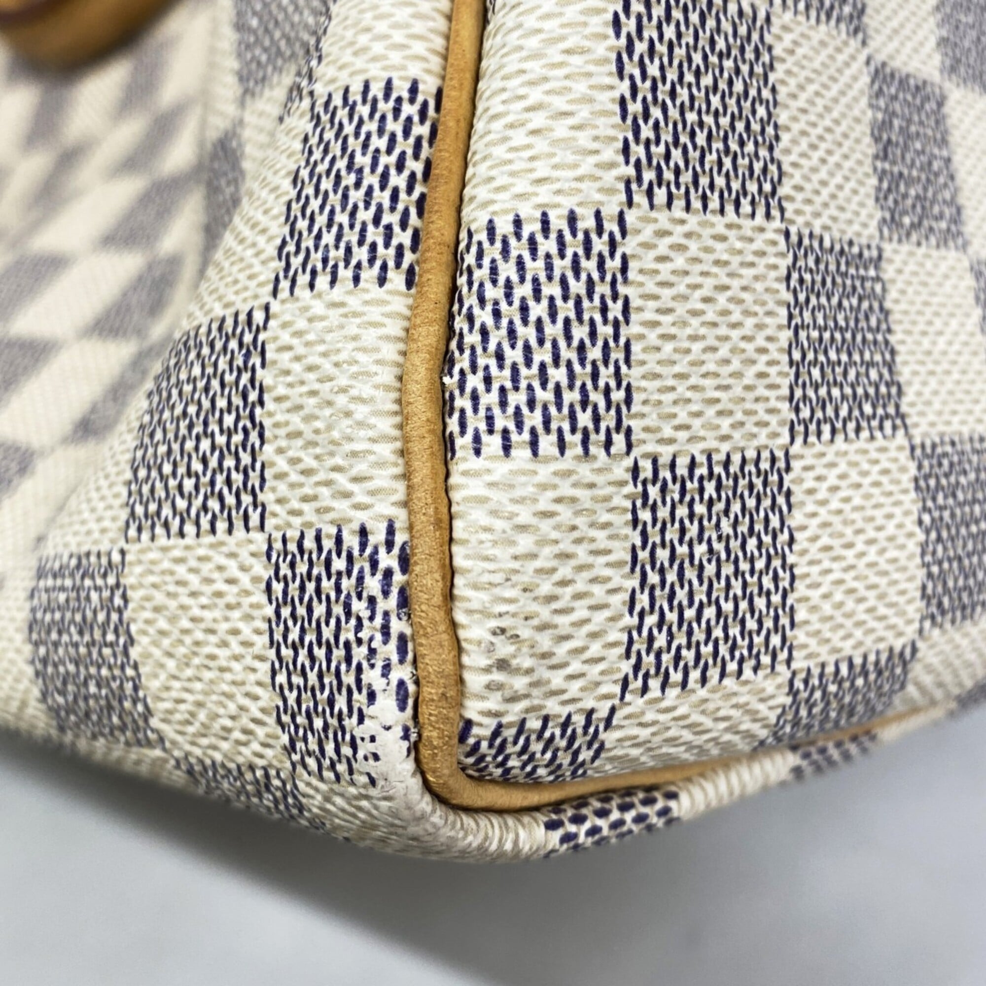 Louis Vuitton White Handbag (Pre-Owned)