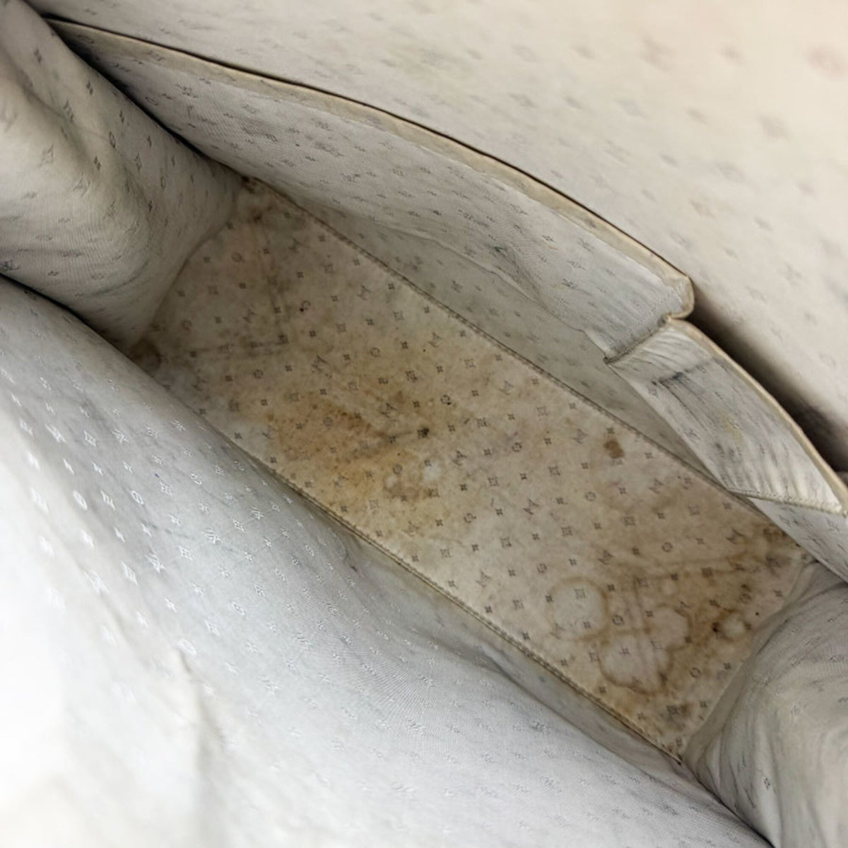 Louis Vuitton Blanc Leather Handbag (Pre-Owned)