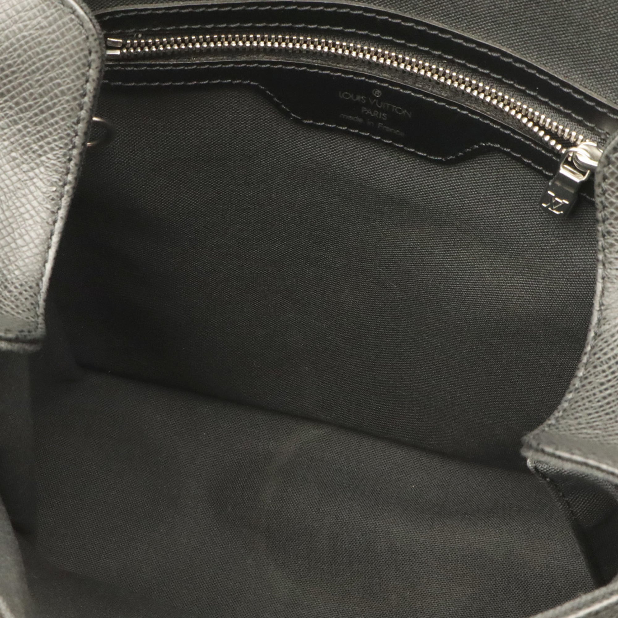 Louis Vuitton Ardoise Black Taiga Leather Shoulder Bag (Pre-Owned)