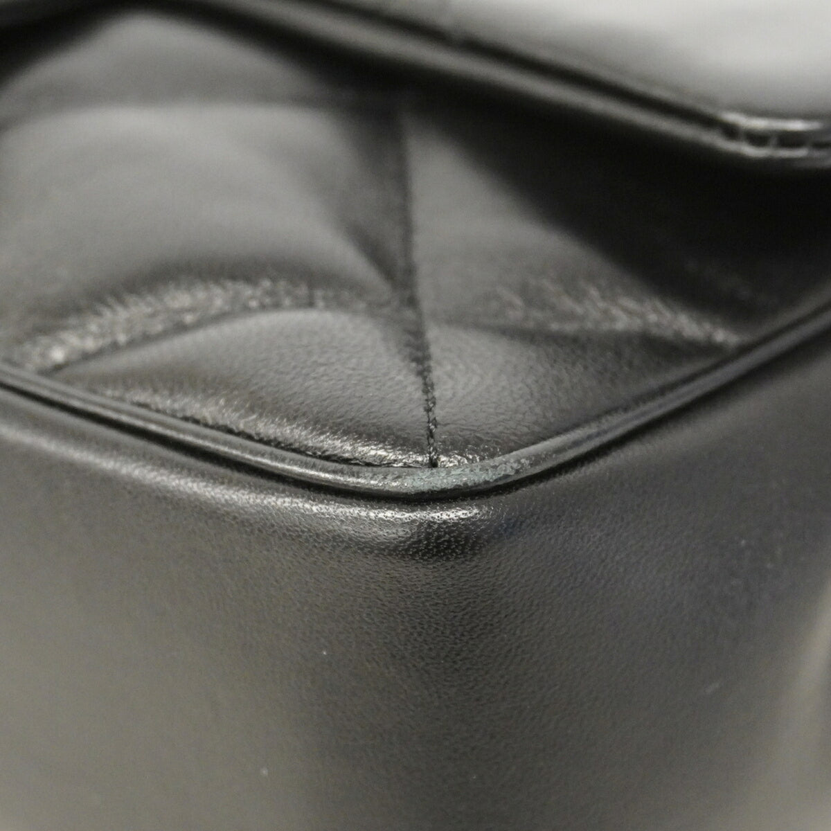 Chanel Black Leather Handbag (Pre-Owned)