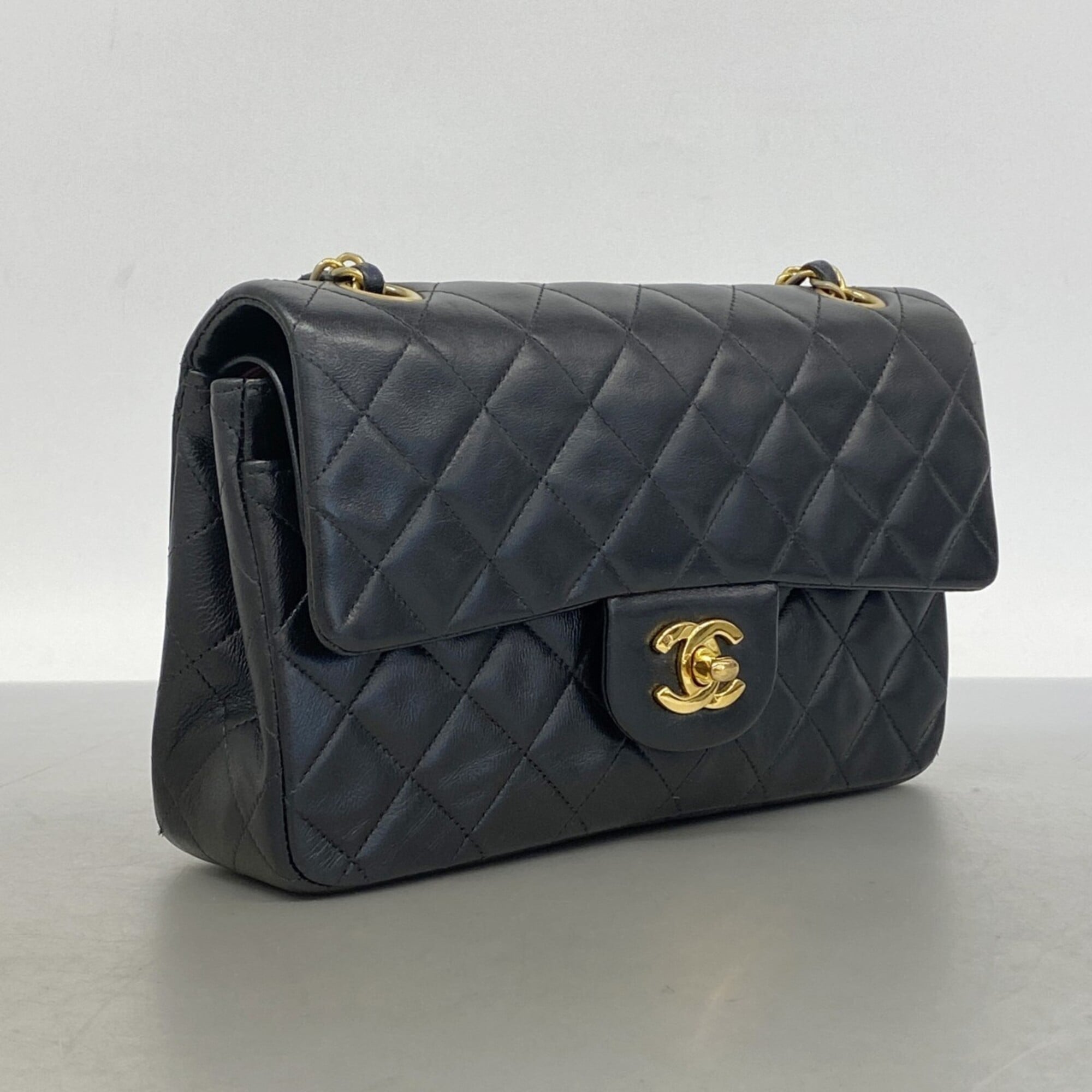 Chanel Black Leather Shoulder Bag (Pre-Owned)