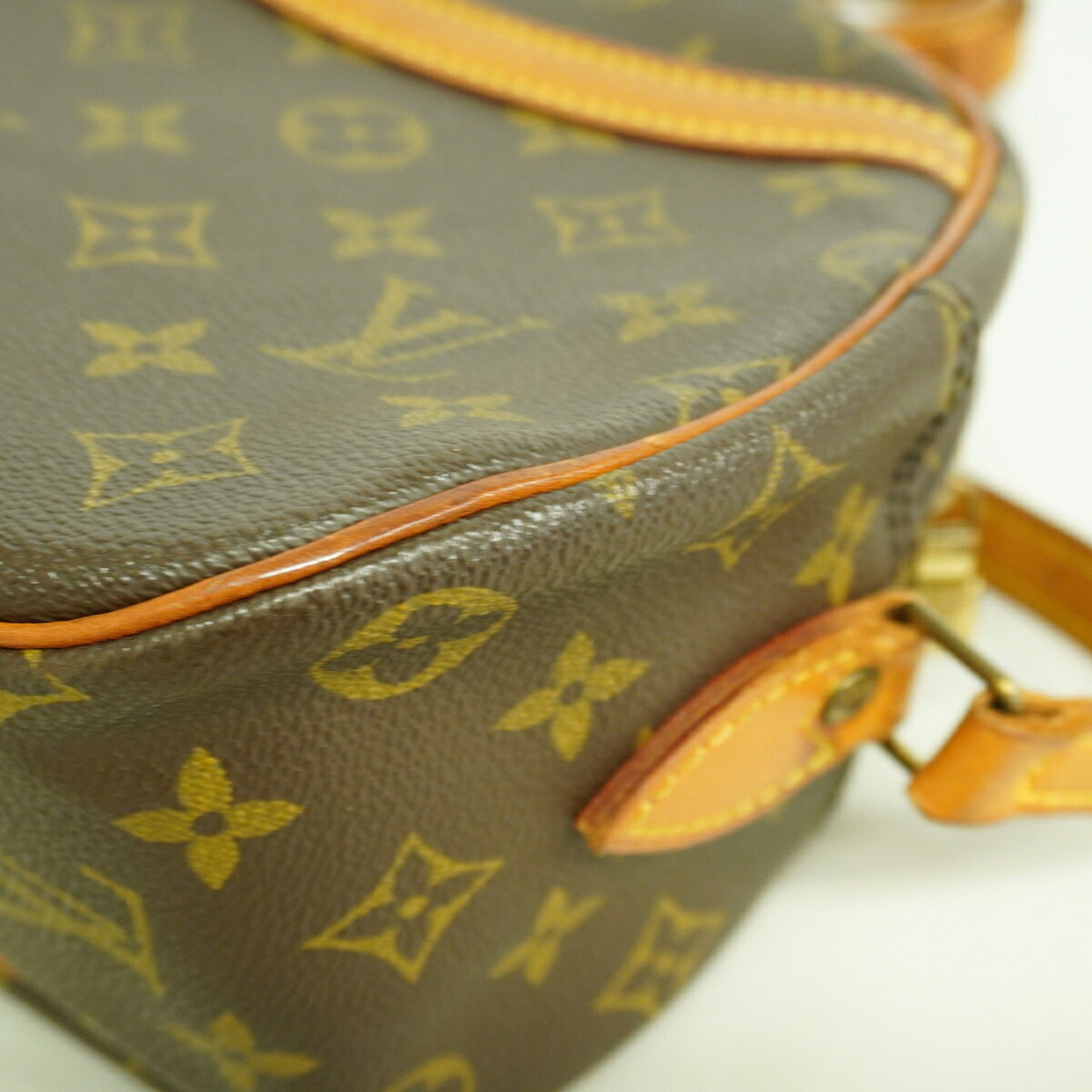 Louis Vuitton Brown Shoulder Bag (Pre-Owned)