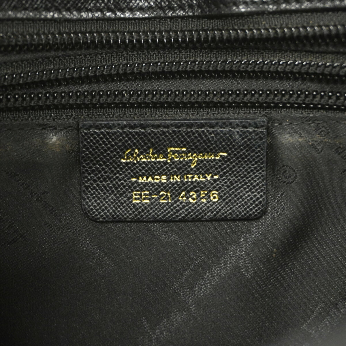 Salvatore Ferragamo Black Leather Shoulder Bag (Pre-Owned)