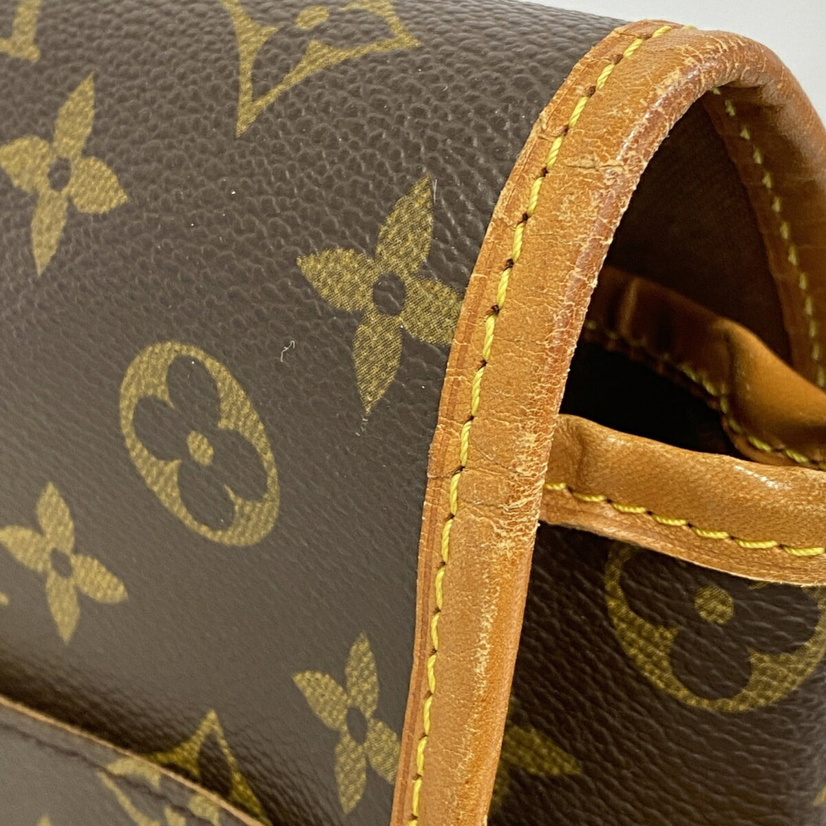Louis Vuitton Brown Shoulder Bag (Pre-Owned)