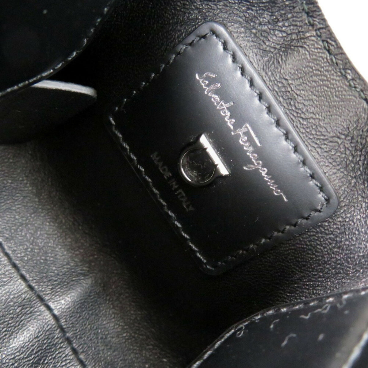 Salvatore Ferragamo Black Leather Handbag (Pre-Owned)