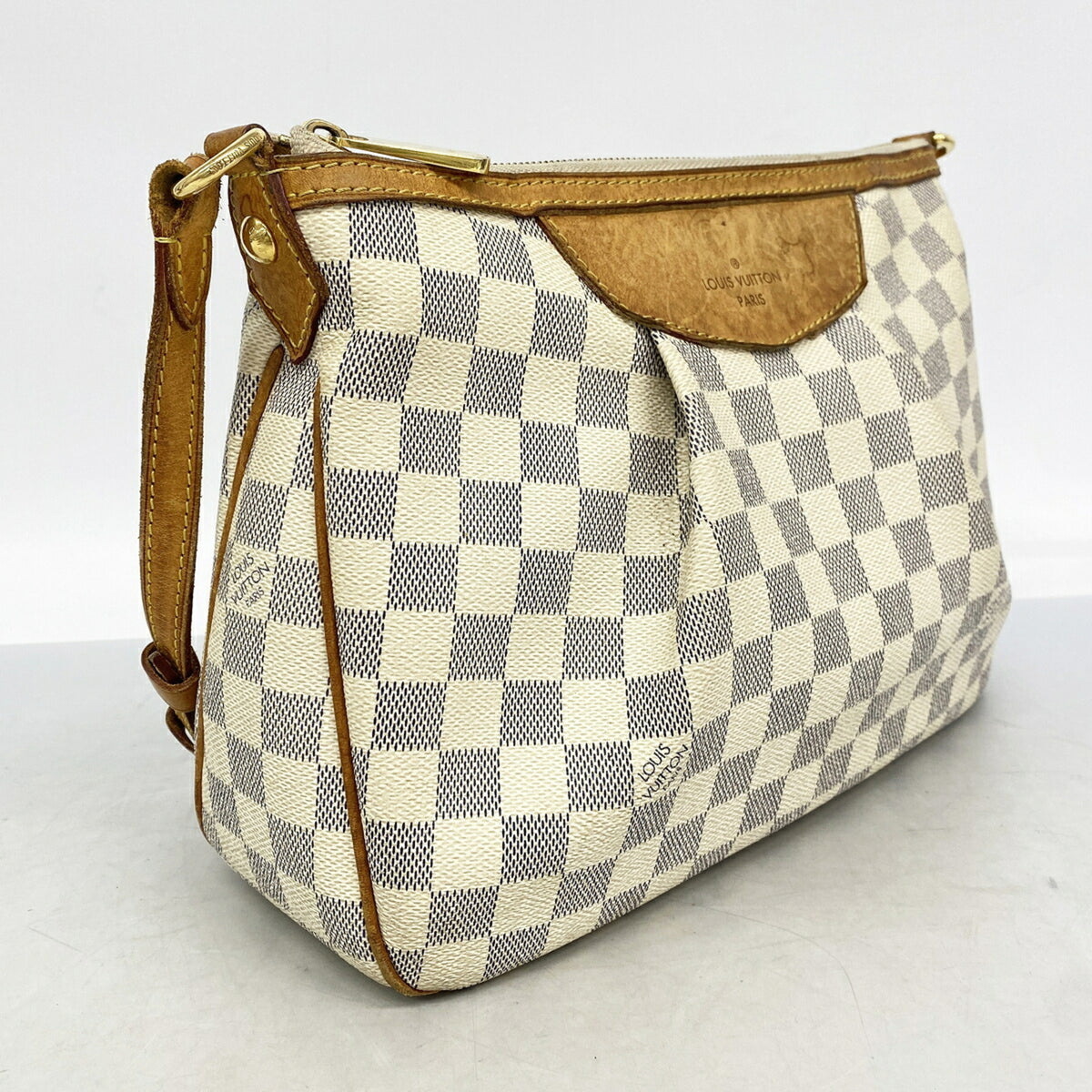 Louis Vuitton White Shoulder Bag (Pre-Owned)
