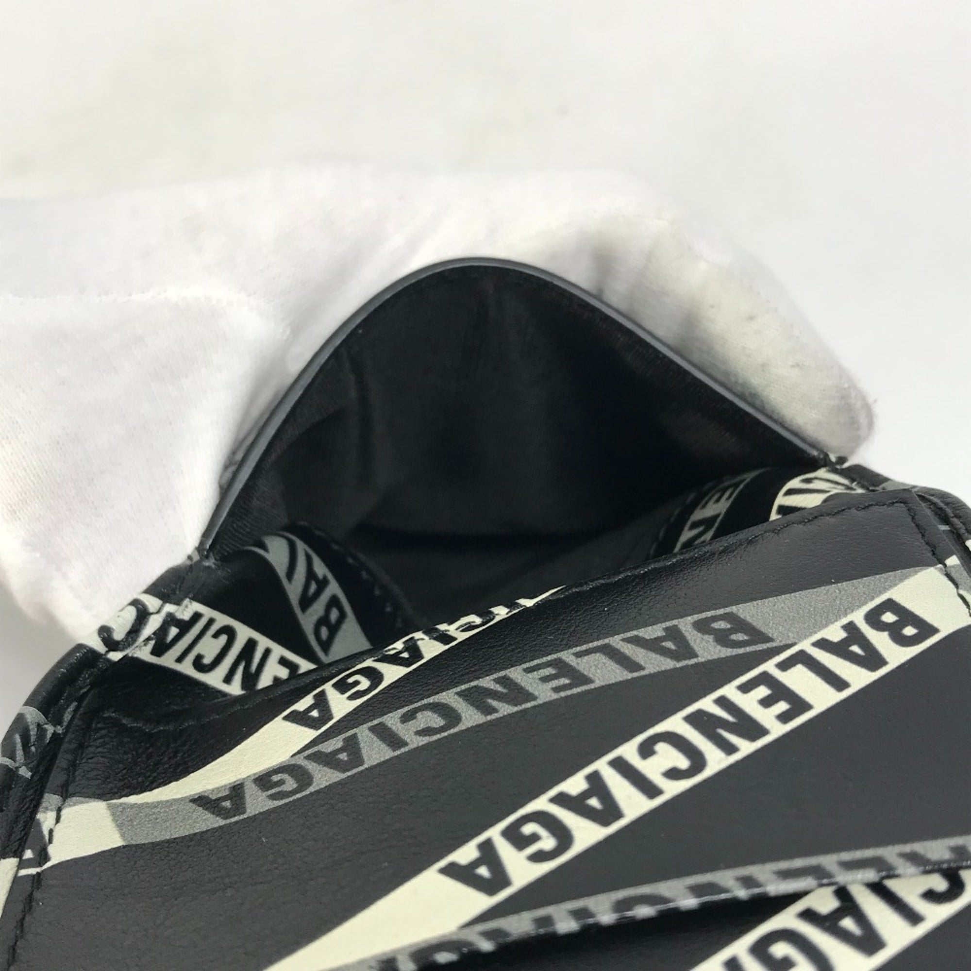 Balenciaga Black Leather Shoulder Bag (Pre-Owned)