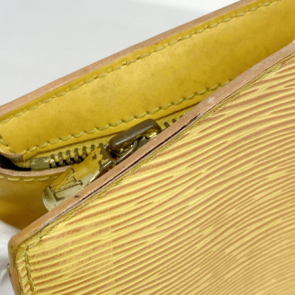 Louis Vuitton Jaune Shoulder Bag (Pre-Owned)