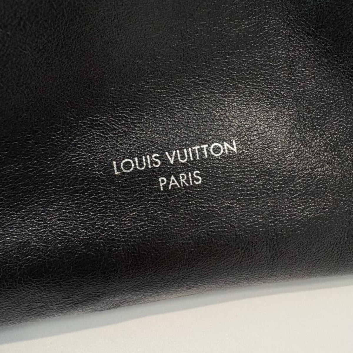 Louis Vuitton Noir Leather Shoulder Bag (Pre-Owned)