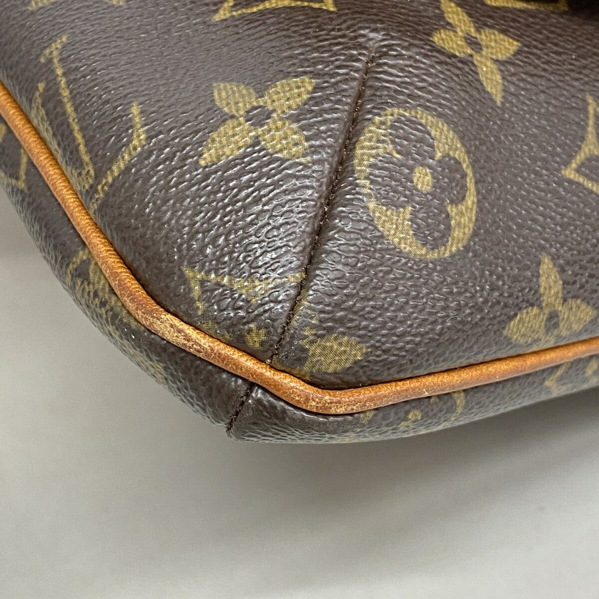 Louis Vuitton Brown Shoulder Bag (Pre-Owned)