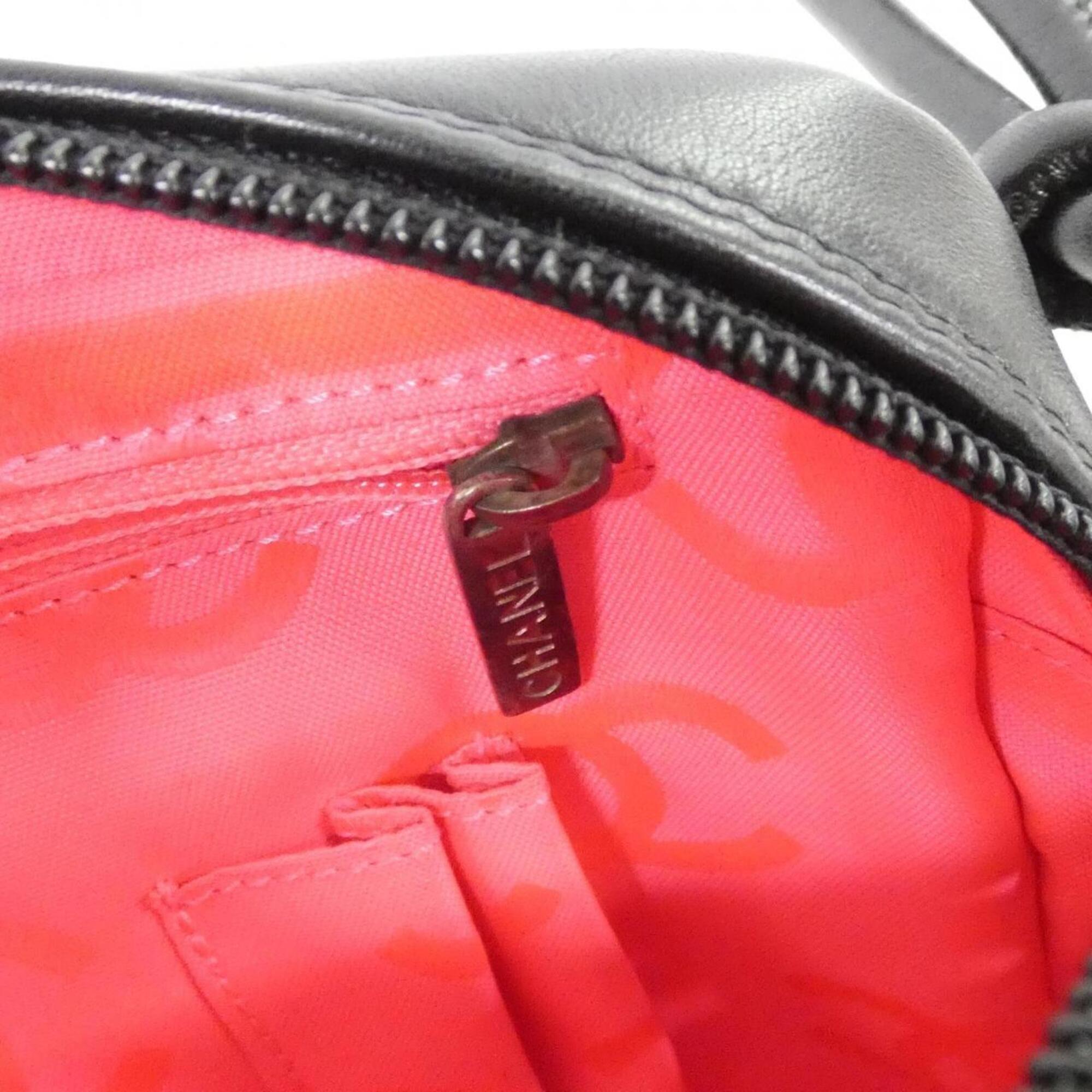 Chanel Black White Leather Shoulder Bag (Pre-Owned)