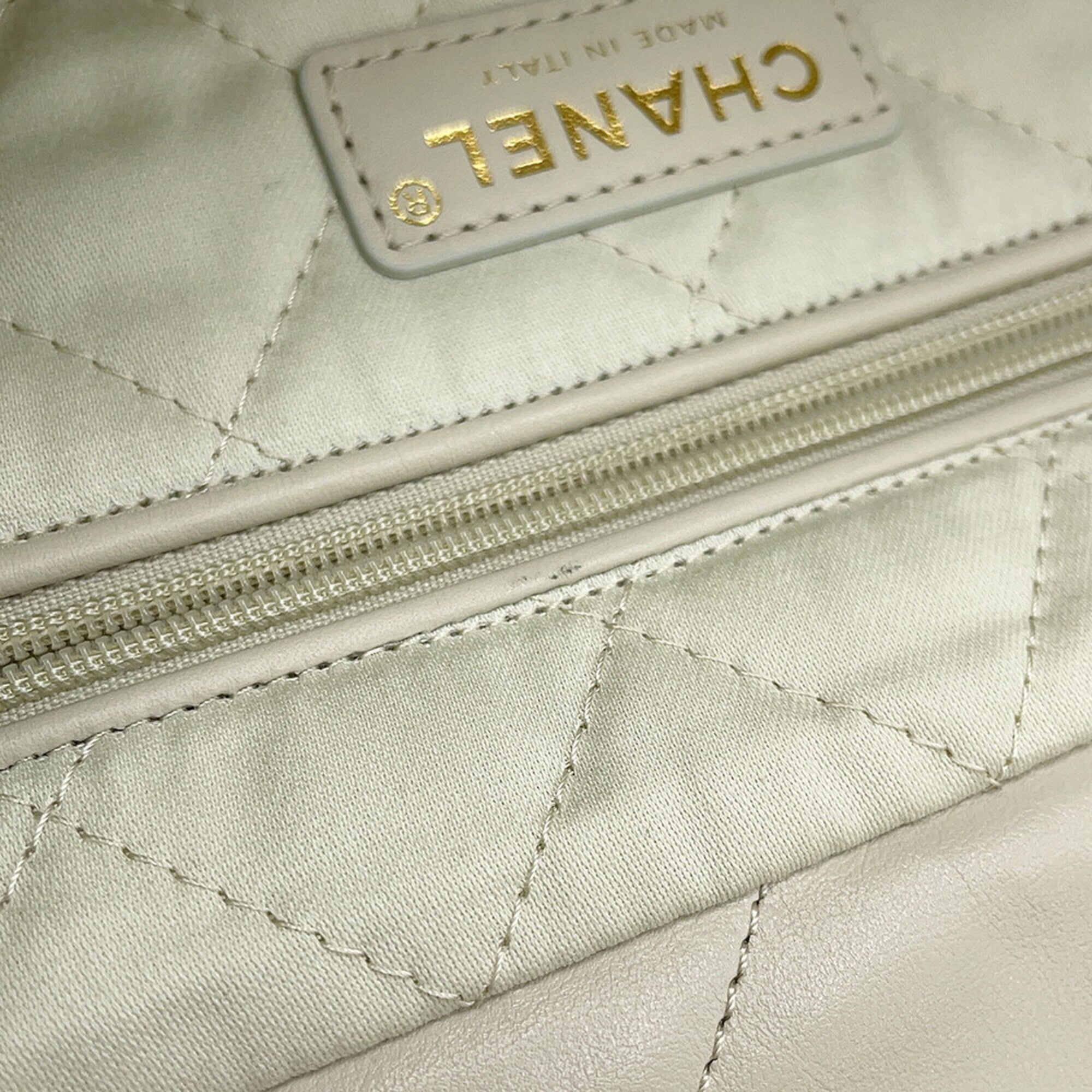Chanel Ivory Leather Handbag Pouch (Pre-Owned)