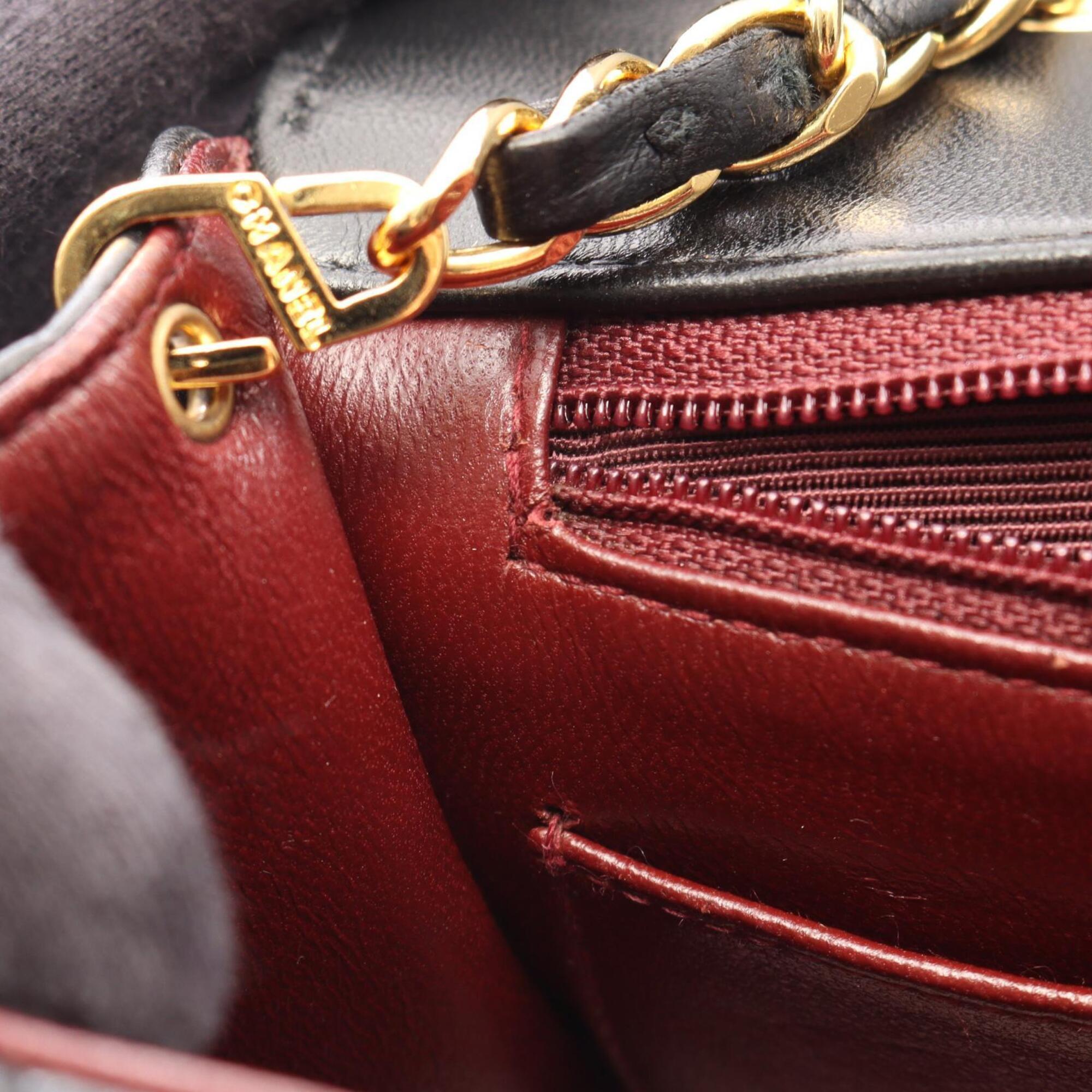 Chanel Black Leather Shoulder Bag (Pre-Owned)