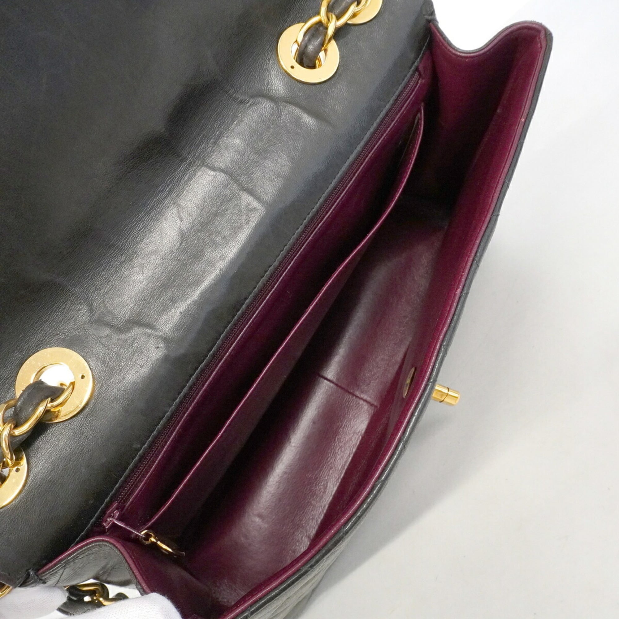 Chanel Black Leather Shoulder Bag (Pre-Owned)