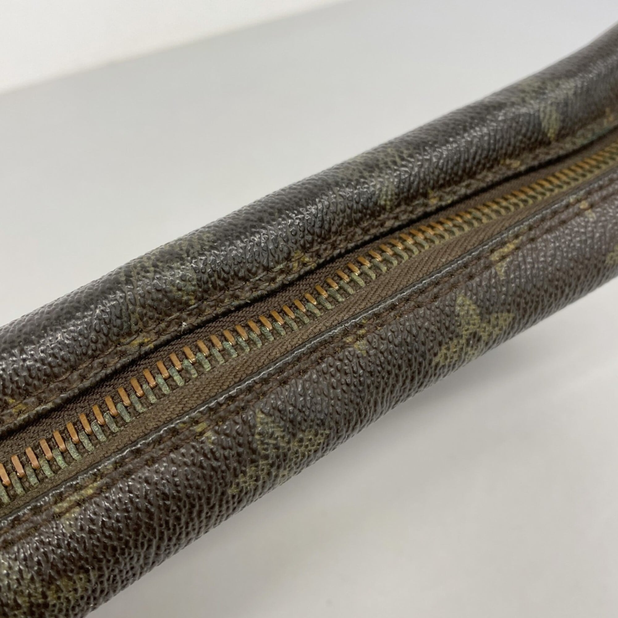 Louis Vuitton Brown Clutch Bag (Pre-Owned)