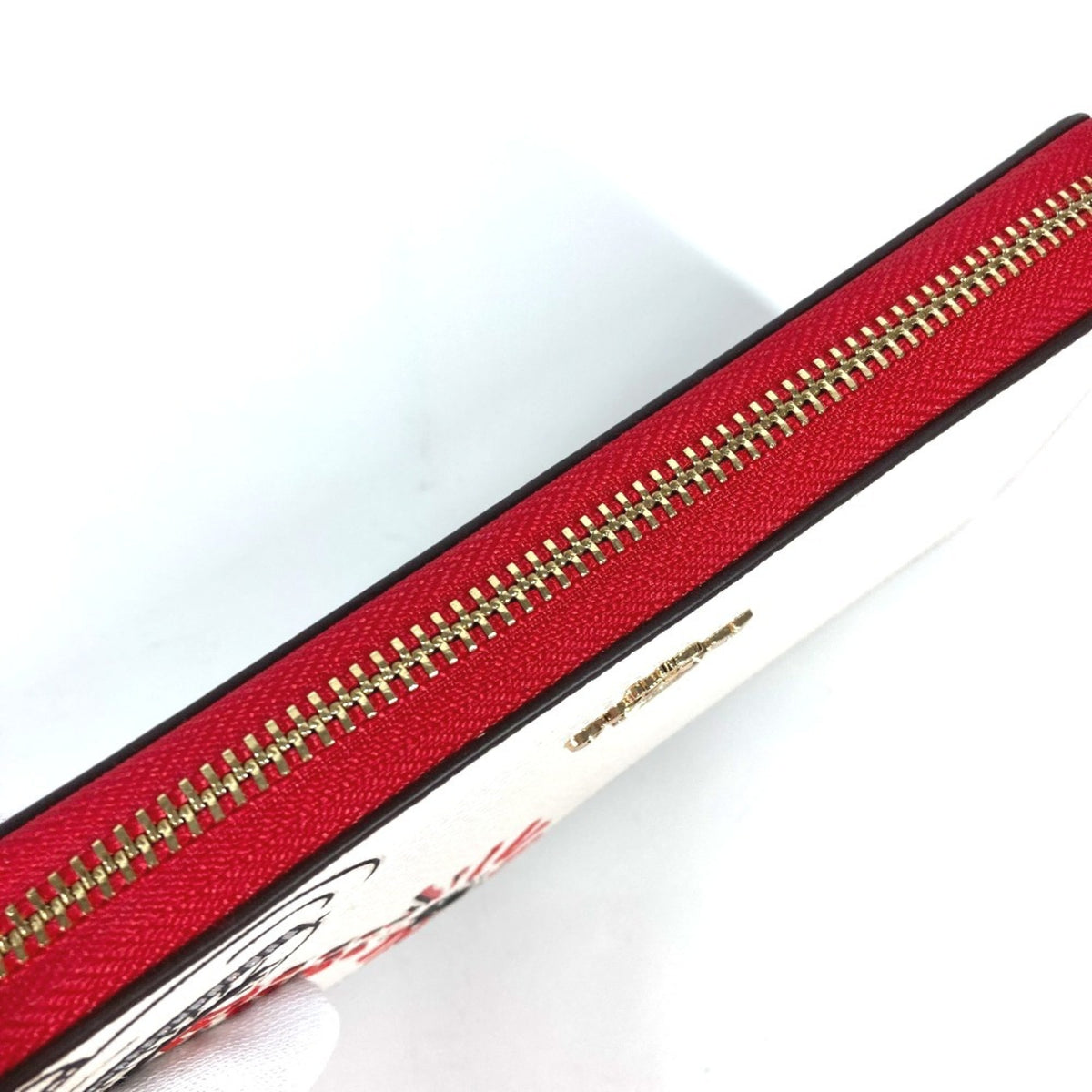 Coach Red Color White Leather Long Wallet (Bi-Fold) (Pre-Owned)