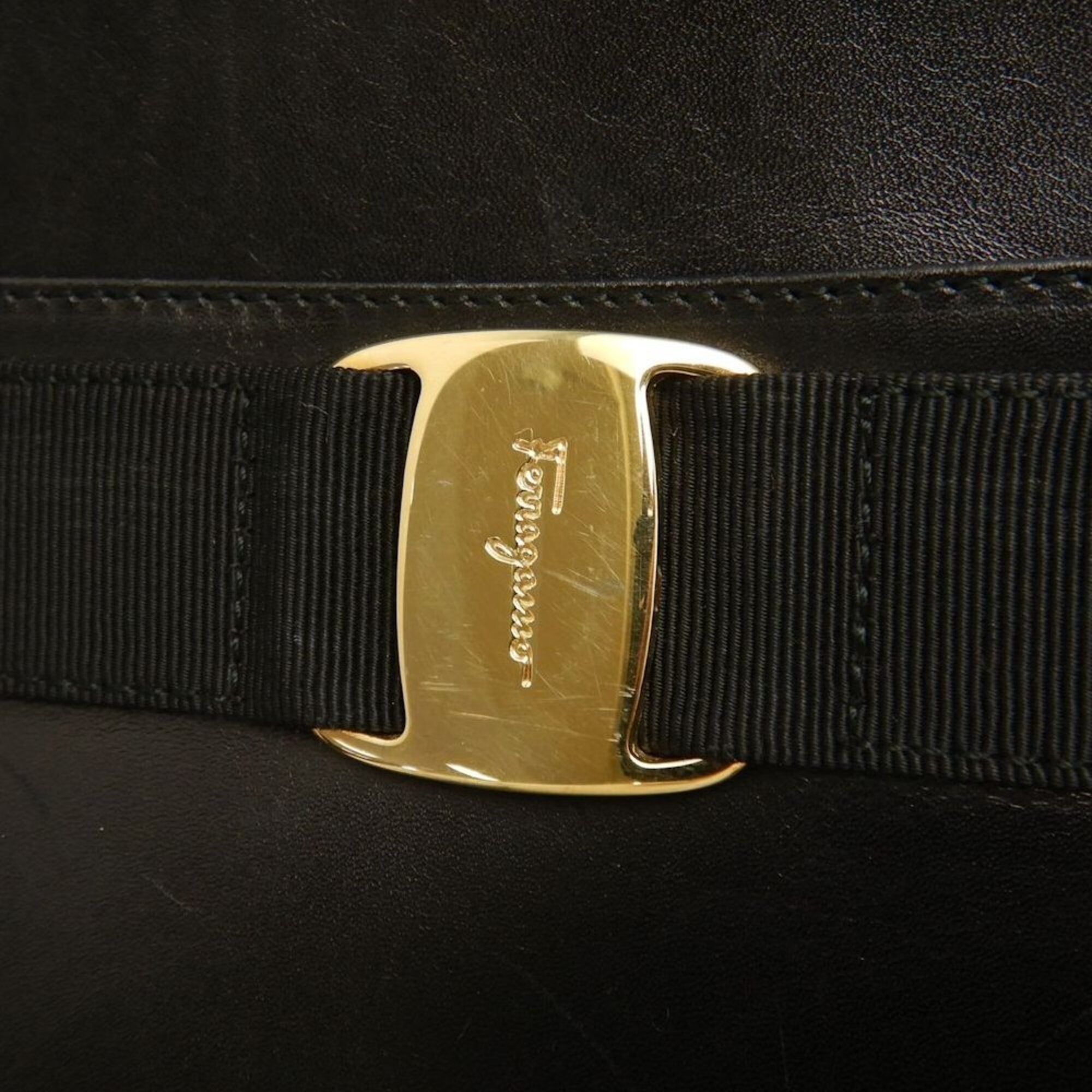 Salvatore Ferragamo Vara Black Leather Shoulder Bag (Pre-Owned)