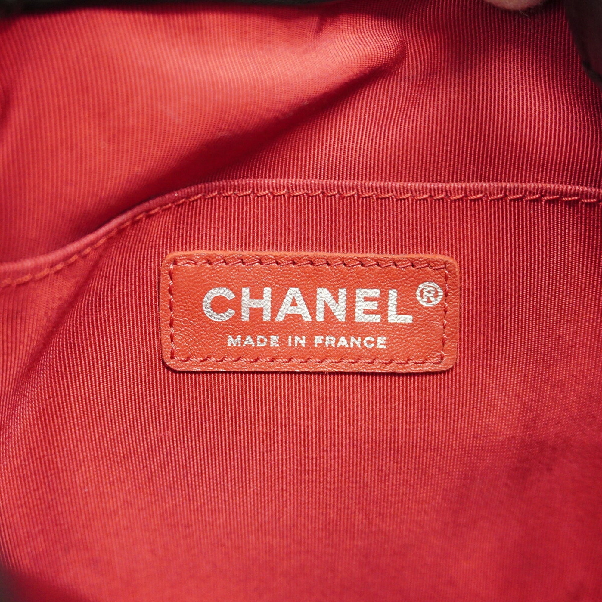 Chanel Black Leather Shoulder Bag (Pre-Owned)