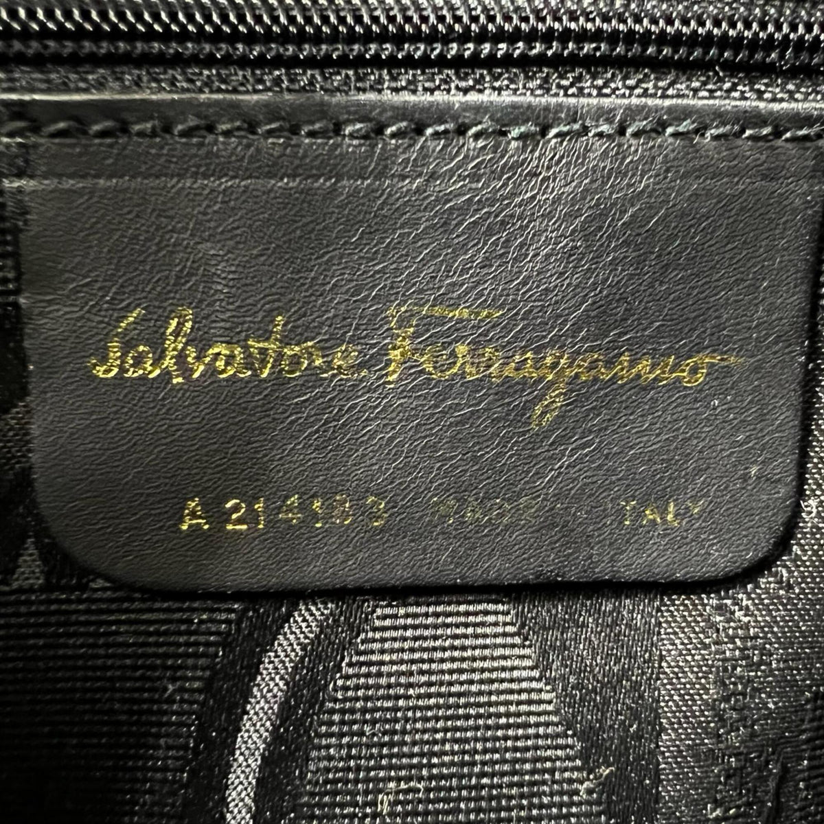 Salvatore Ferragamo Black Leather Shoulder Bag (Pre-Owned)