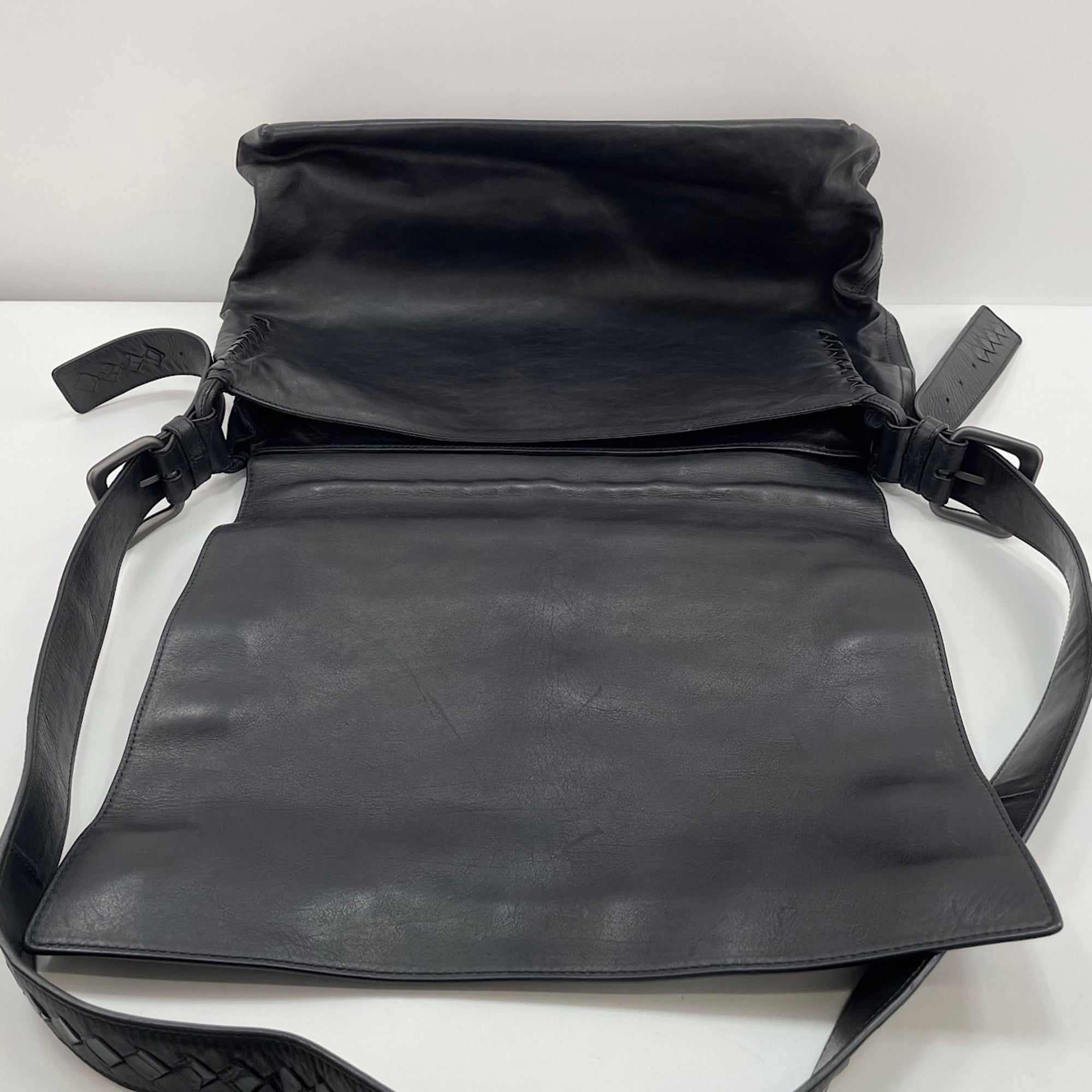 Bottega Veneta Black Messenger Bag (Pre-Owned)