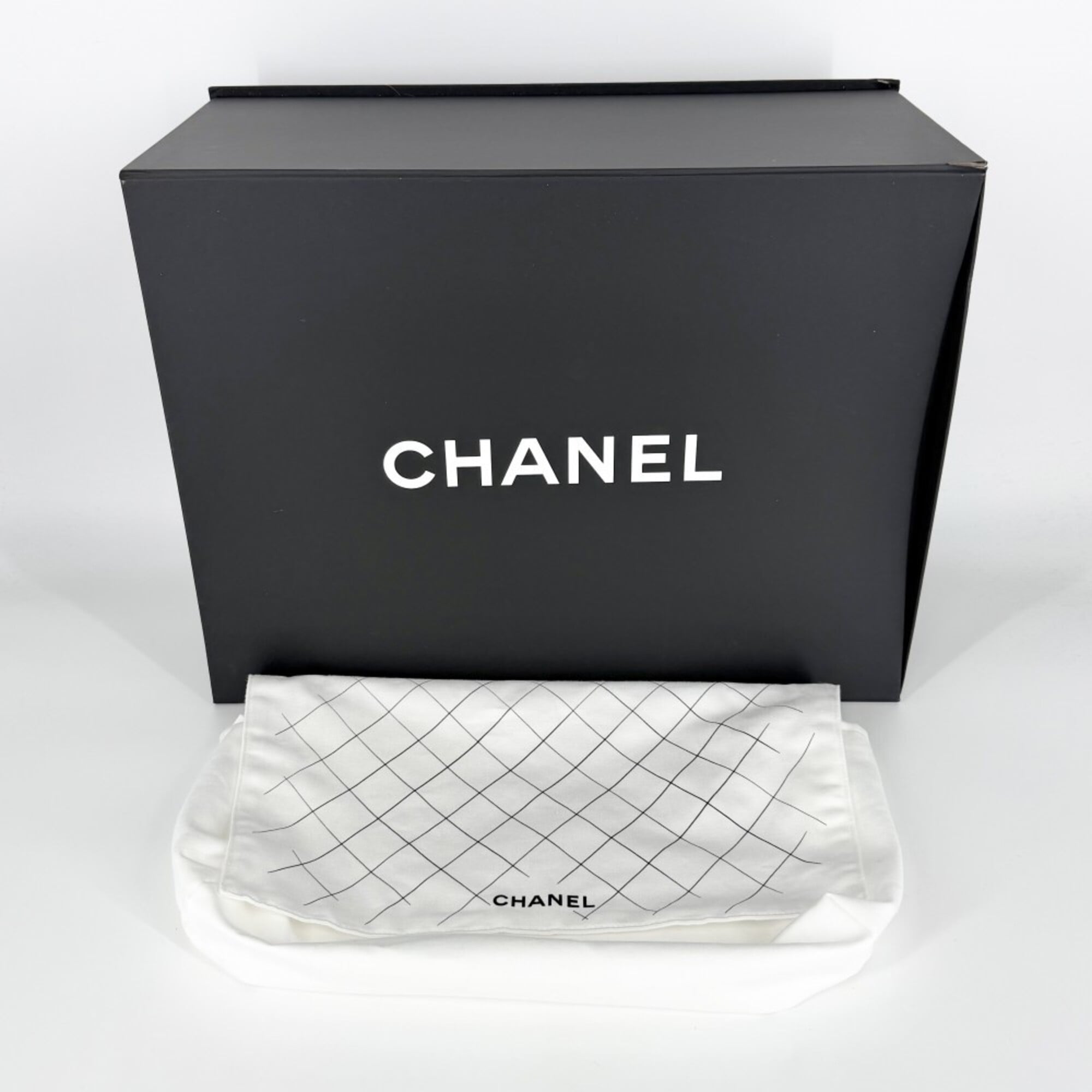 Chanel Matelasse White Grained Calfskin Shoulder Bag (Pre-Owned)