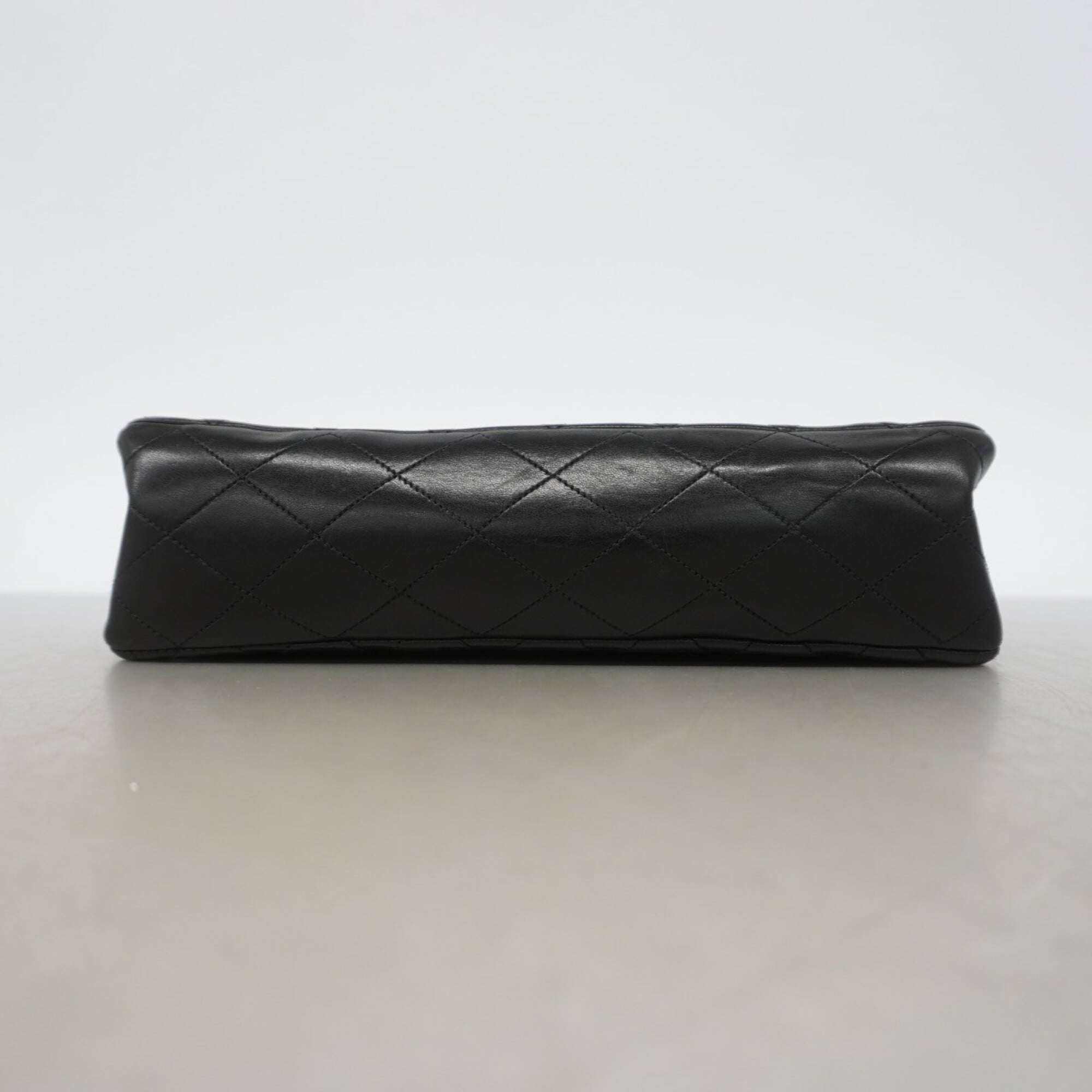 Chanel Black Leather Shoulder Bag (Pre-Owned)