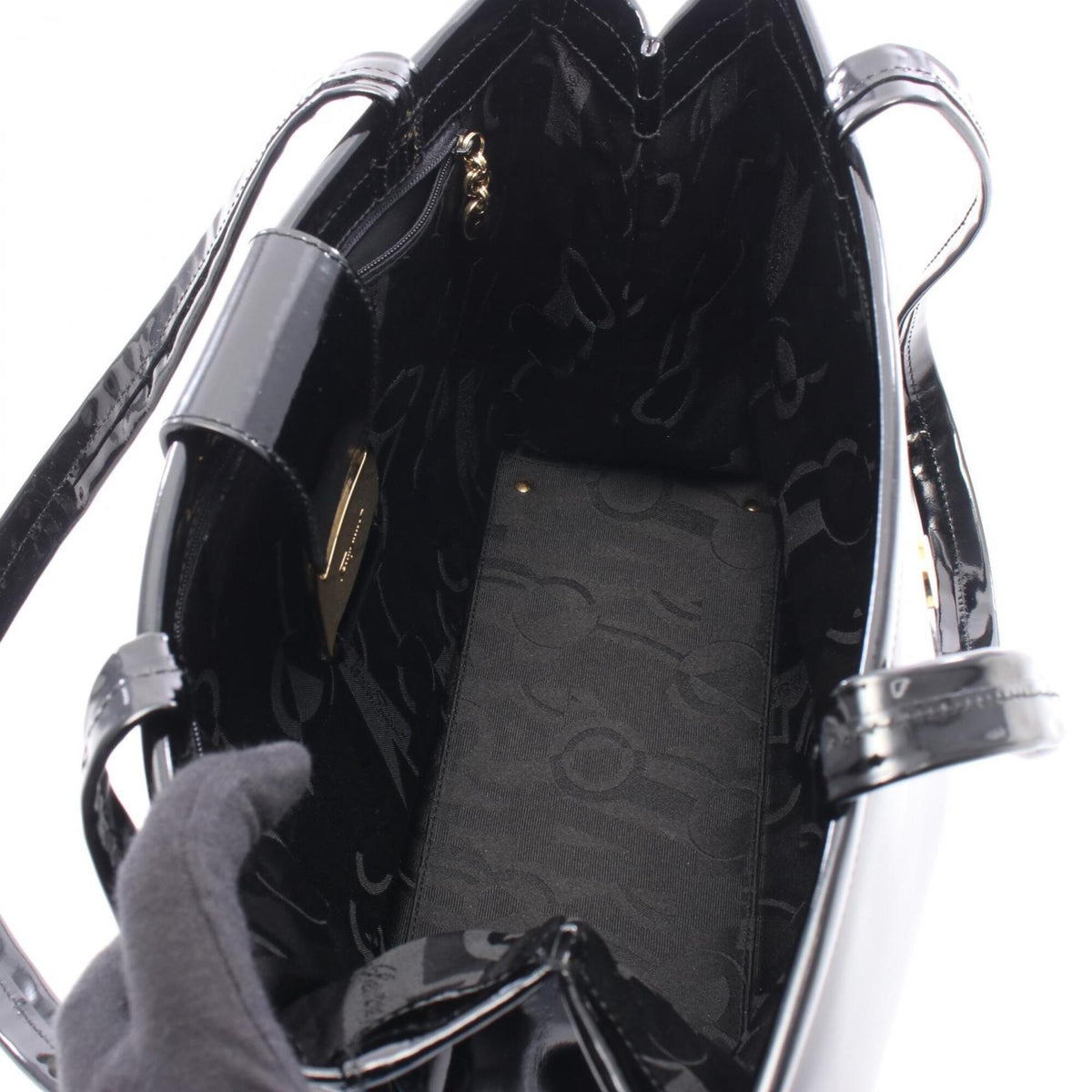 Salvatore Ferragamo Vara Black Patent Leather Shoulder Bag (Pre-Owned)