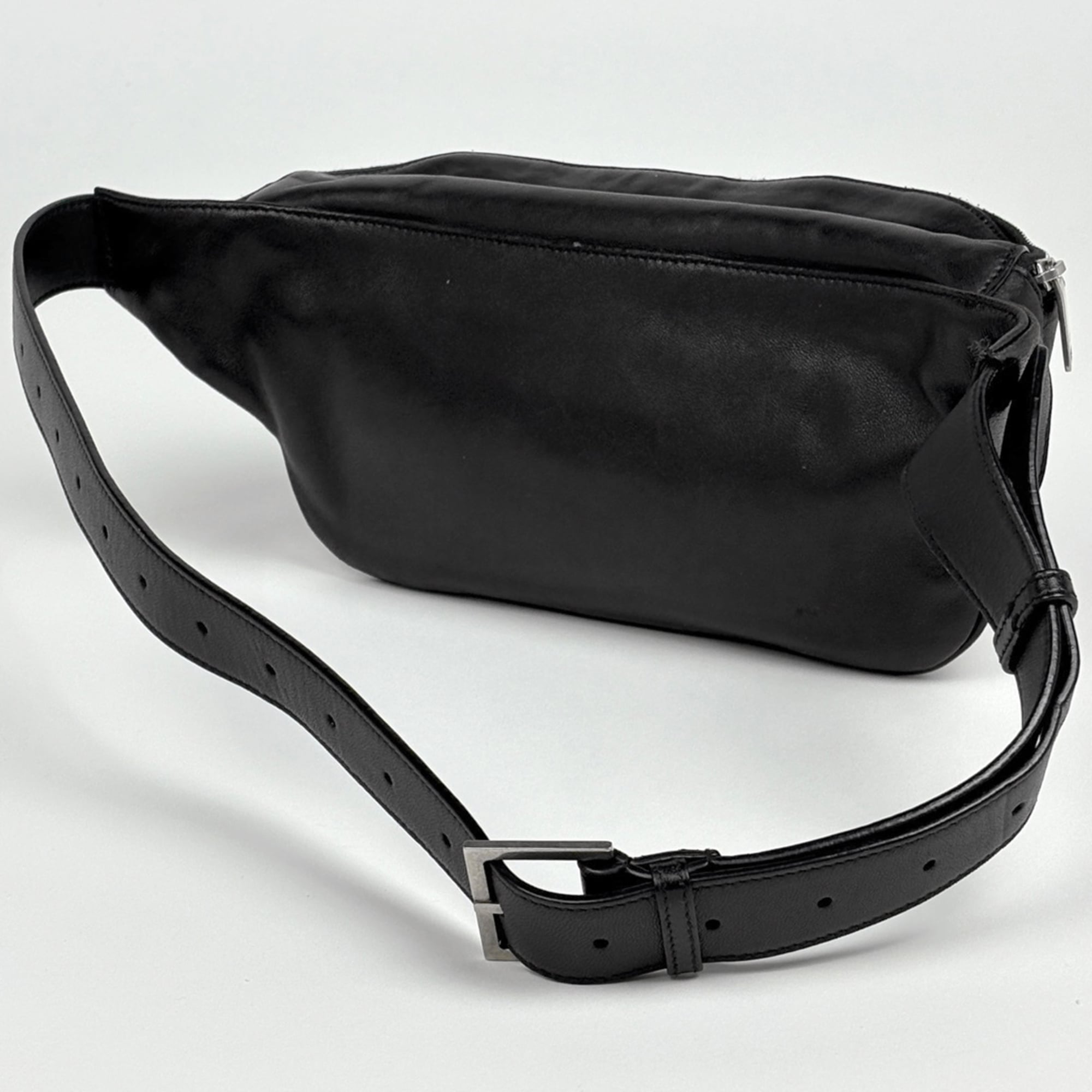 Saint Laurent Black Leather Sling Bag (Pre-Owned)