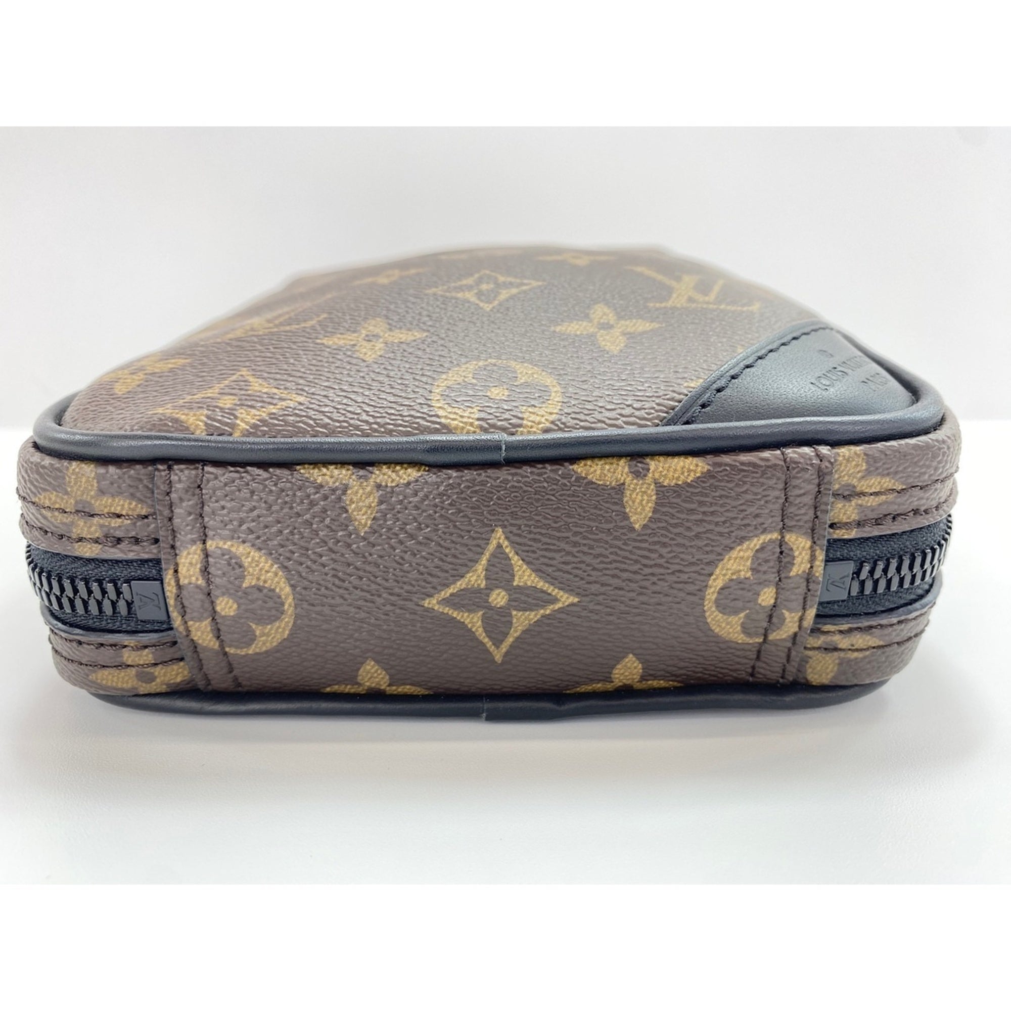Louis Vuitton Brown Shoulder Bag (Pre-Owned)