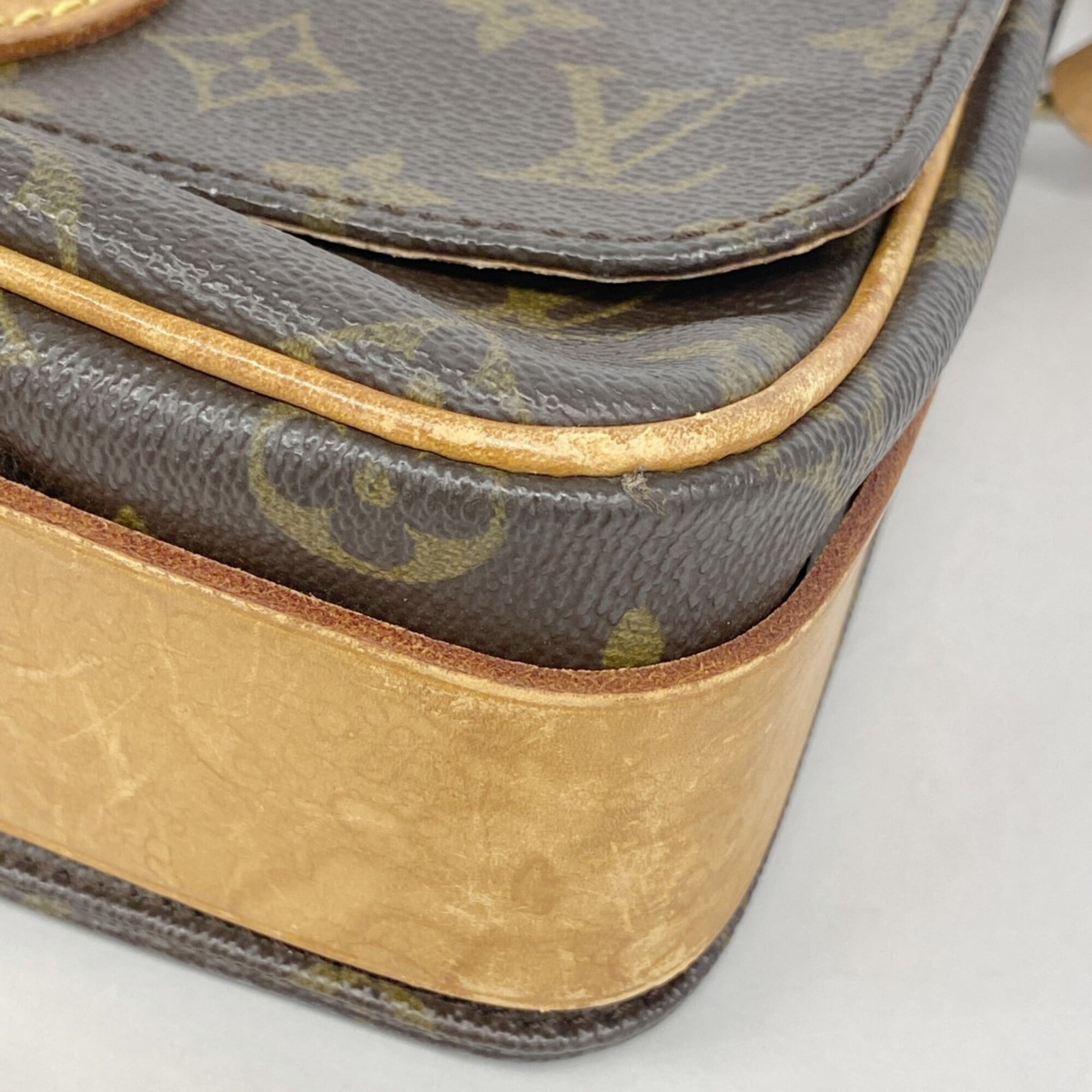Louis Vuitton Brown Shoulder Bag (Pre-Owned)