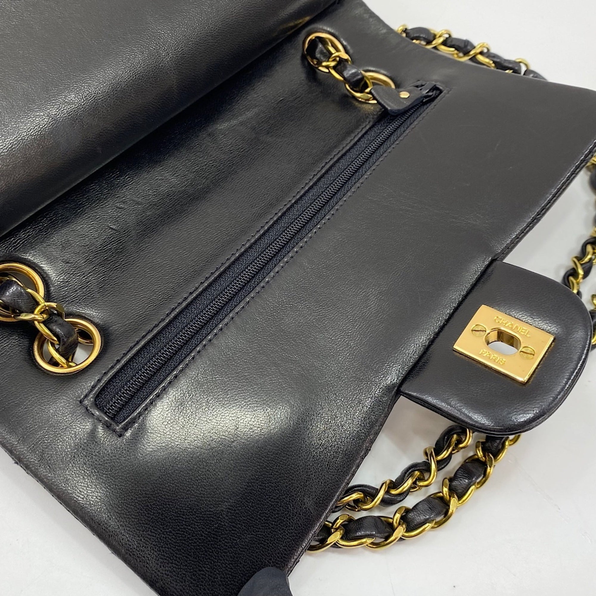 Chanel Black Shoulder Bag (Pre-Owned)